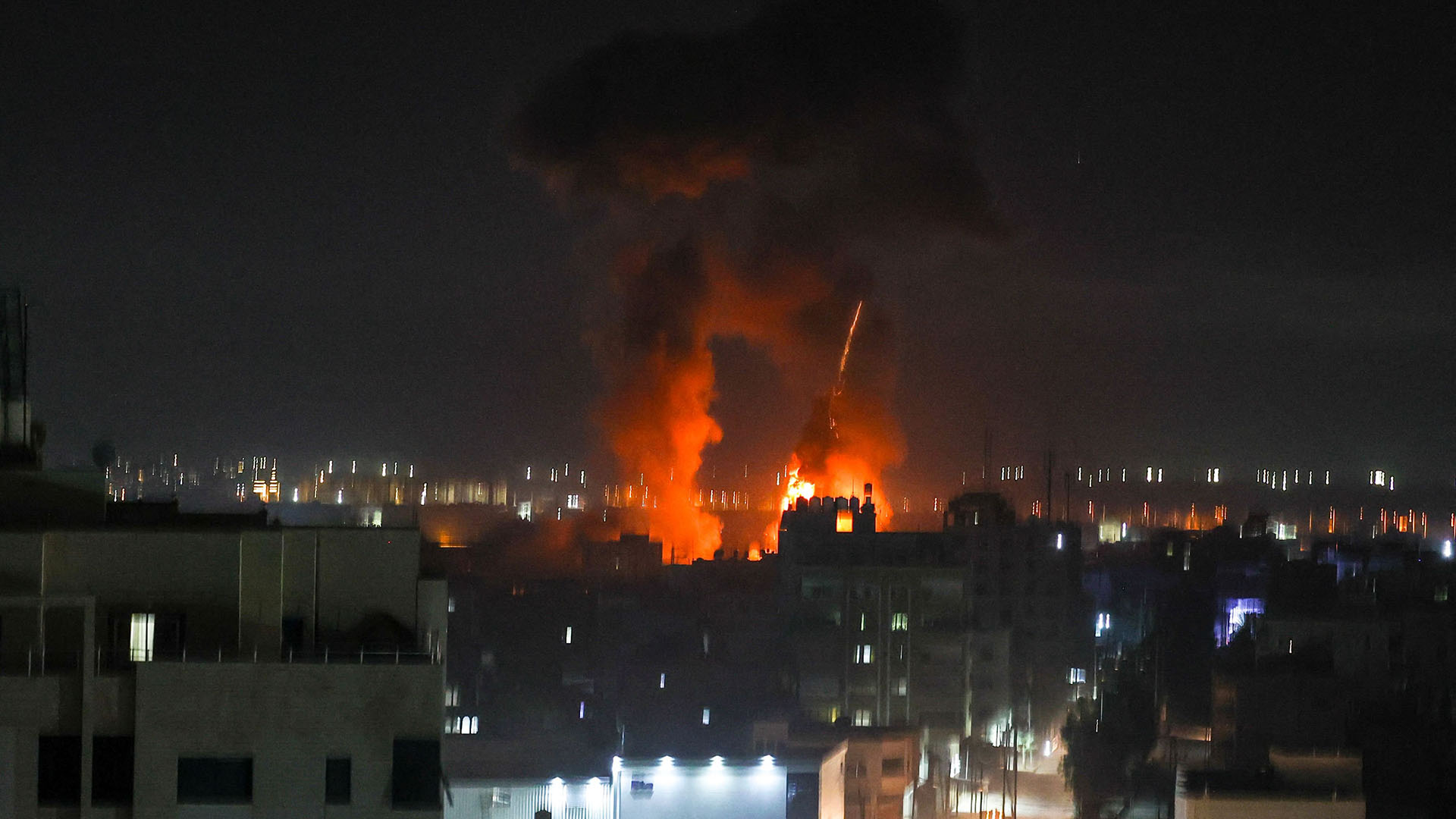 Прекращение огня в газе фото Israel bombs Hamas targets in Gaza in response to incendiary balloons