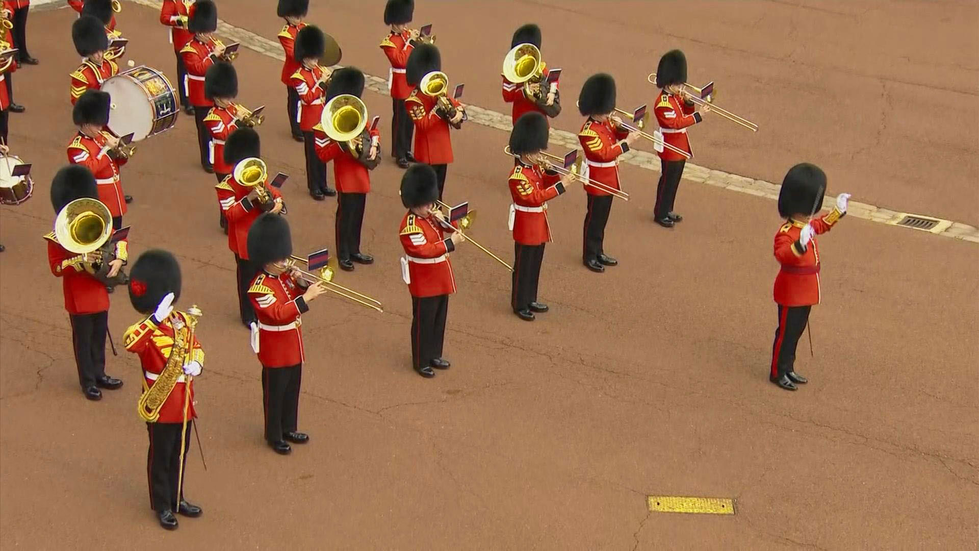 Самый длинный национальный гимн в мире. Queen Guards Wallpaper.