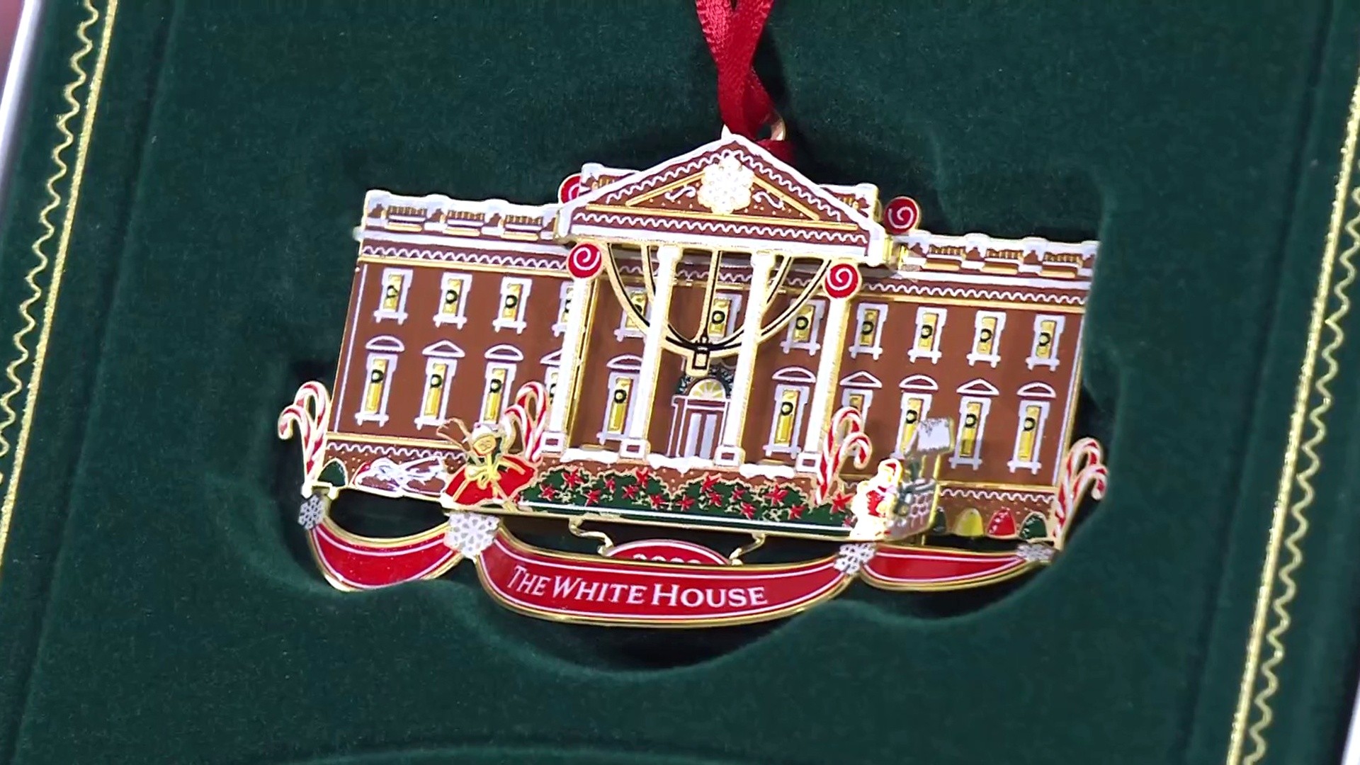 https://media-cldnry.s-nbcnews.com/image/upload/mpx/2704722219/2022_02/1645453624048_tdy_news_9a_white_house_xmas_ornament_220221_1920x1080-ktkxth.jpg