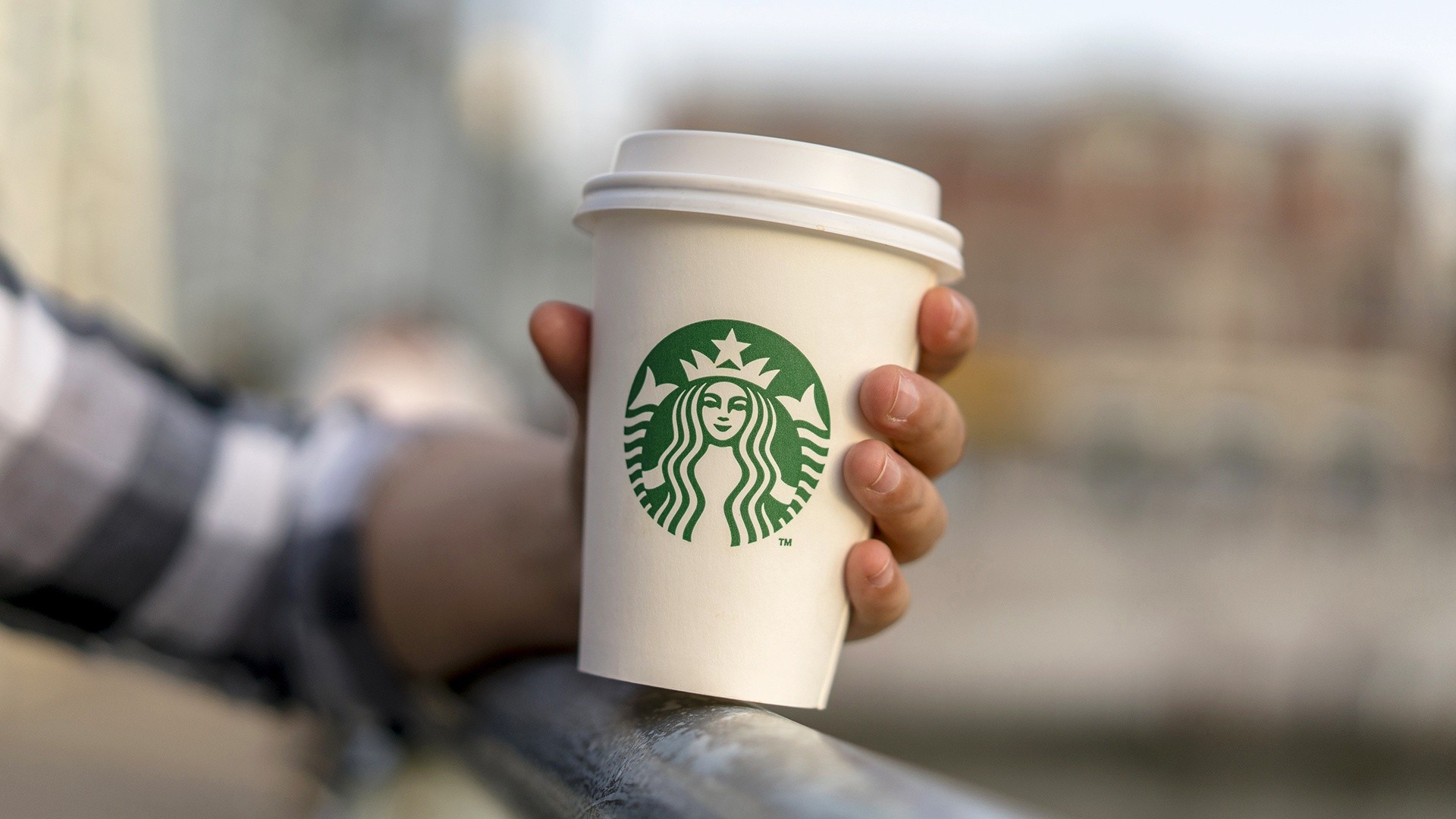 https://media-cldnry.s-nbcnews.com/image/upload/mpx/2704722219/2022_03/1647431385990_tdy_news_7a_starbucks_cups_220316_1920x1080-1a4gda.jpg