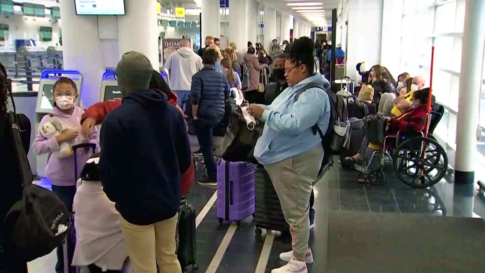 часы в аэропорту израиля. Canceled delayed в аэропорту. Cancelled flight. They cancelled the flight. аэропорт логан бостон 147 пассажиров.