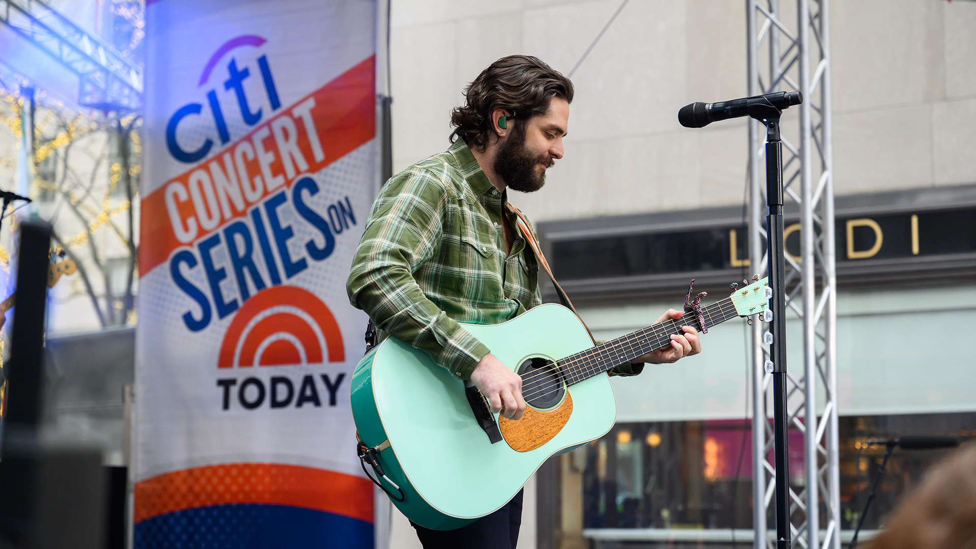 Anyone know what brand guitar Thomas rhett is using on this tour