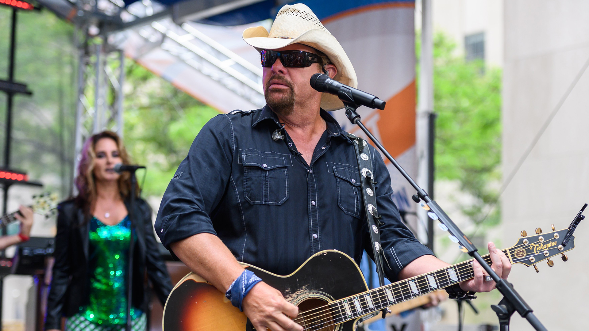 Toby Keith returns to concert stage after stomach cancer diagnosis