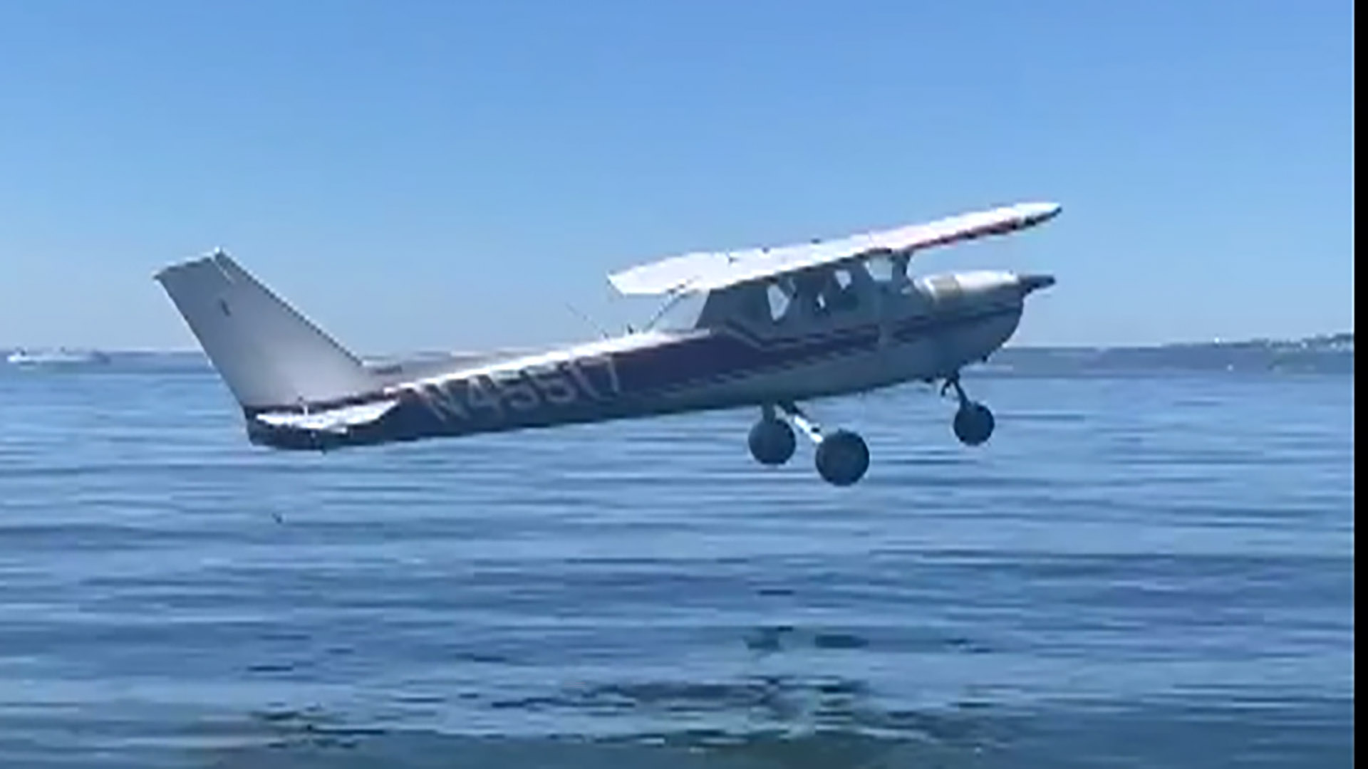 Watch Small plane crashes into waters off Seattle beach(02)