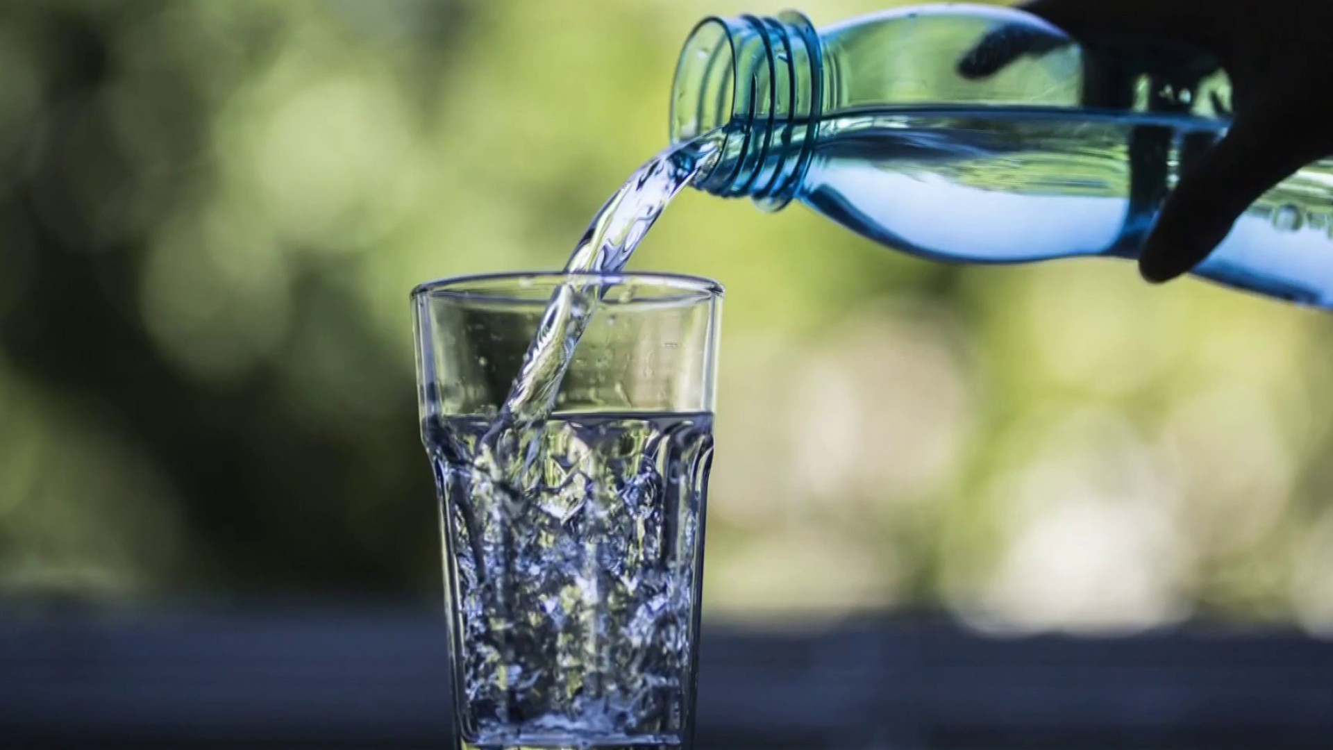 Getting glass. Ученые о воде. Напился воды. Концепция стакана воды. 1/3 Стакана воды фото.