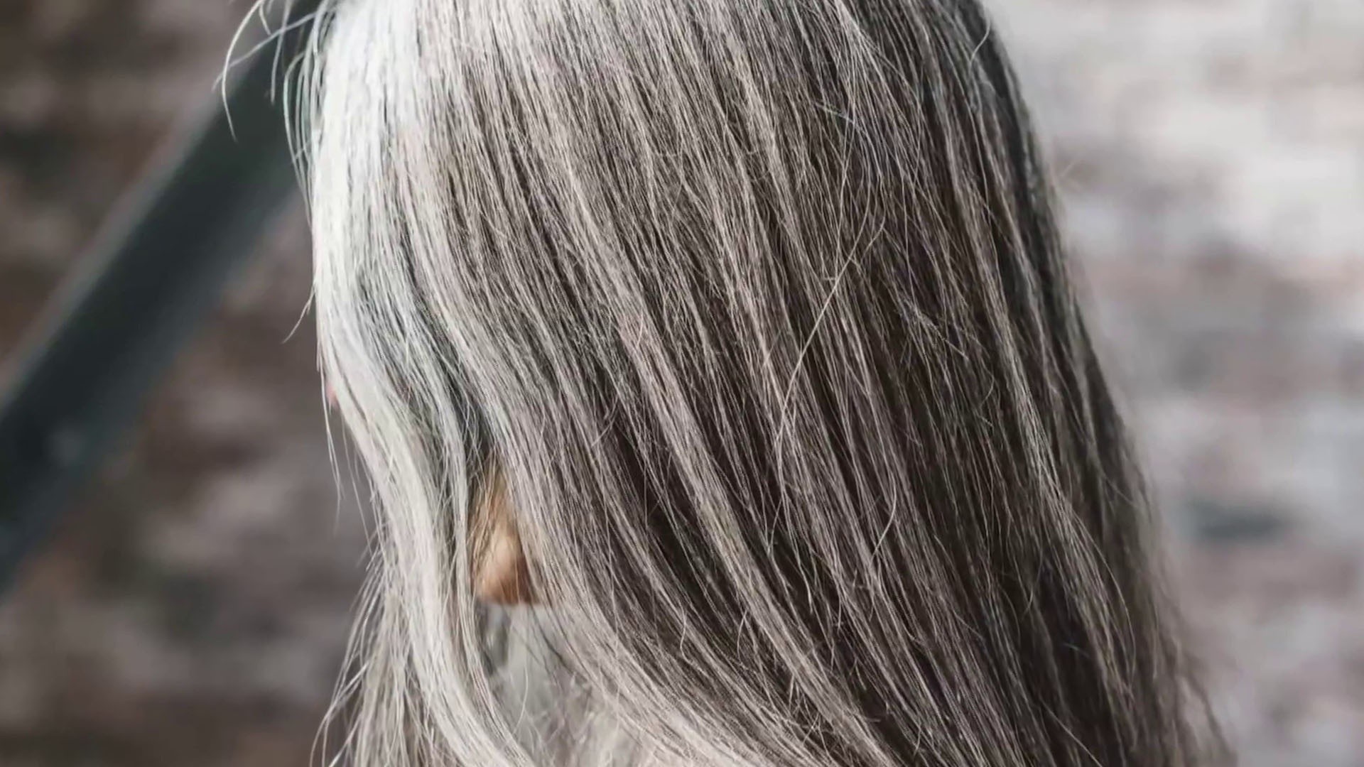 May have discovered. Дафна Хикс Grey hair. Длинные Седые волосы. Седина на русых волосах.