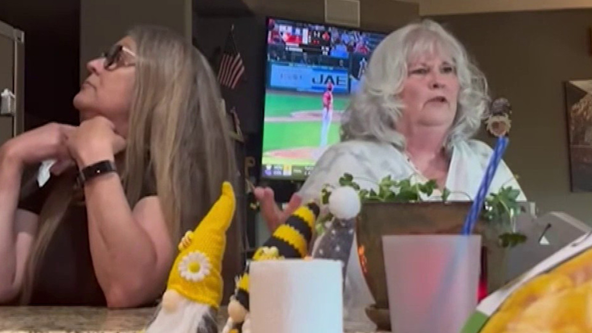 Woman is oblivious sitting next to sister before surprise reunion