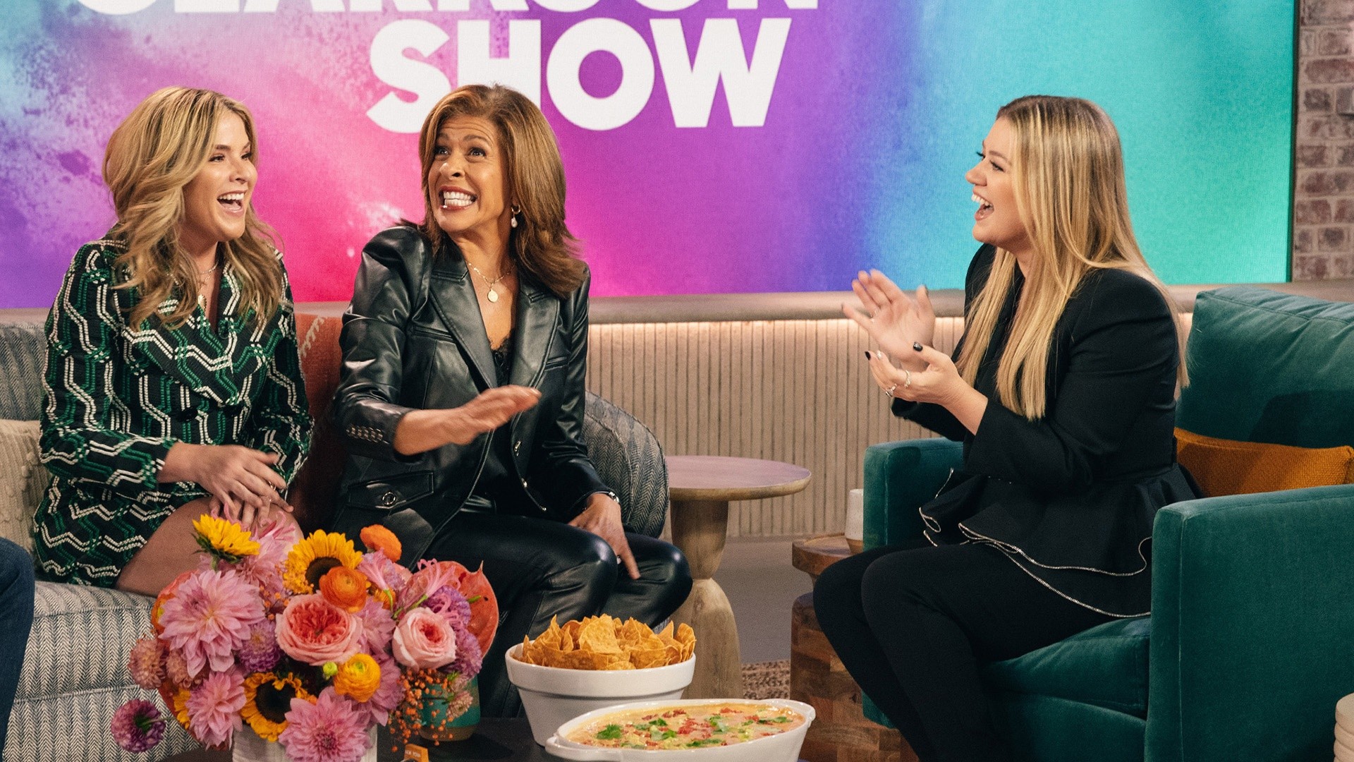 See Hoda & Jenna surprise Kelly Clarkson with a tub of queso