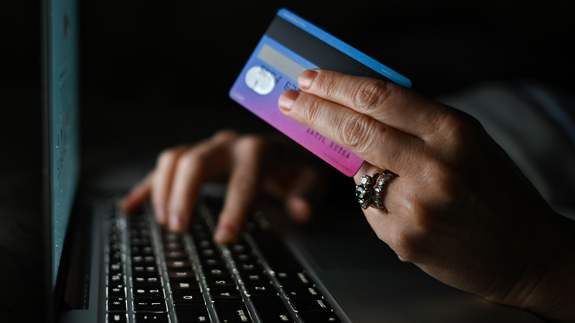 How to avoid scams and credit card fraud this holiday season