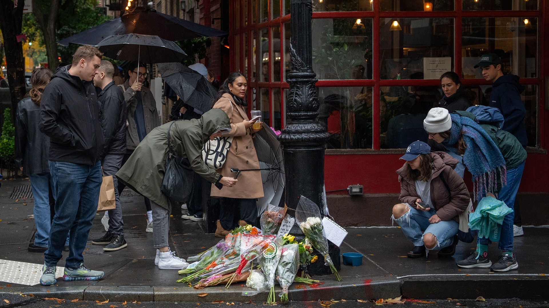 Fans gather at iconic 'Friends' locations in West Village, Flatiron  District in New York City to remember Matthew Perry - ABC7 New York