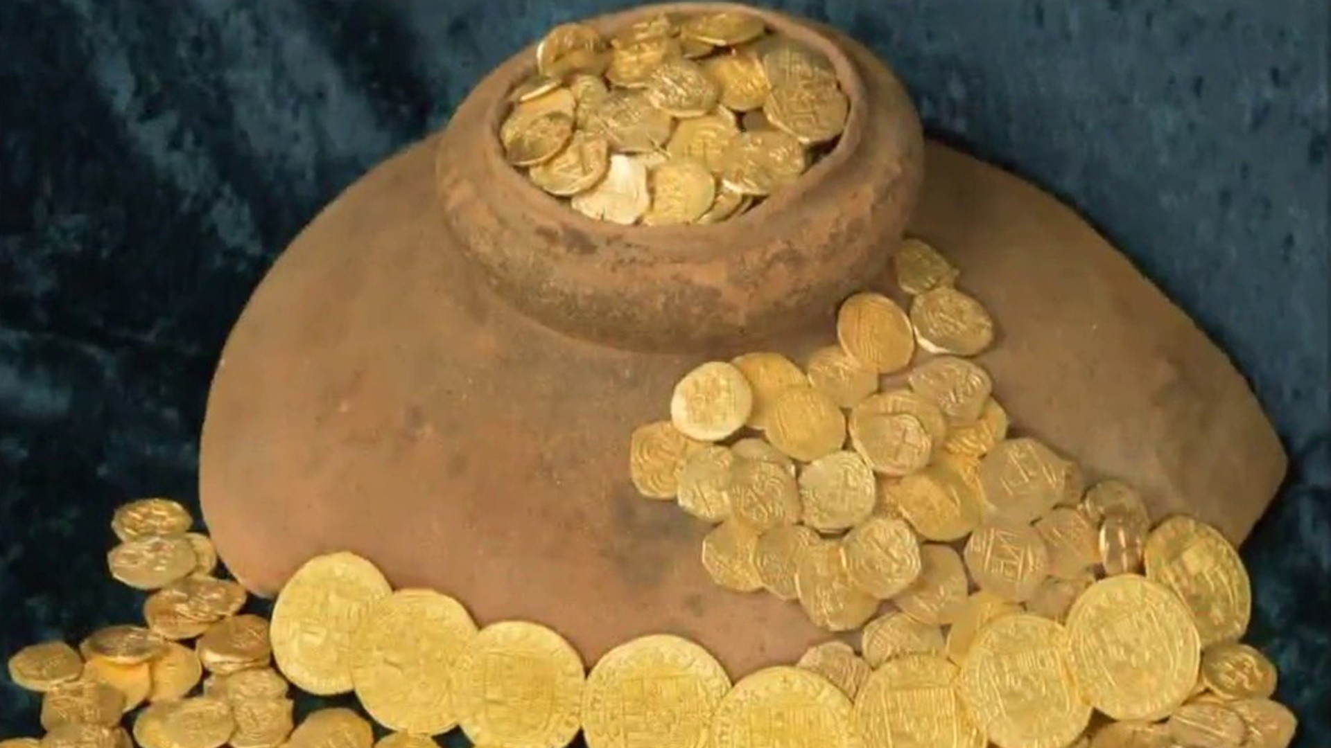 Откуп монетами. Клад золото. Монета с кувшином. Кувшин с золотыми монетами. Крестьянские клады.