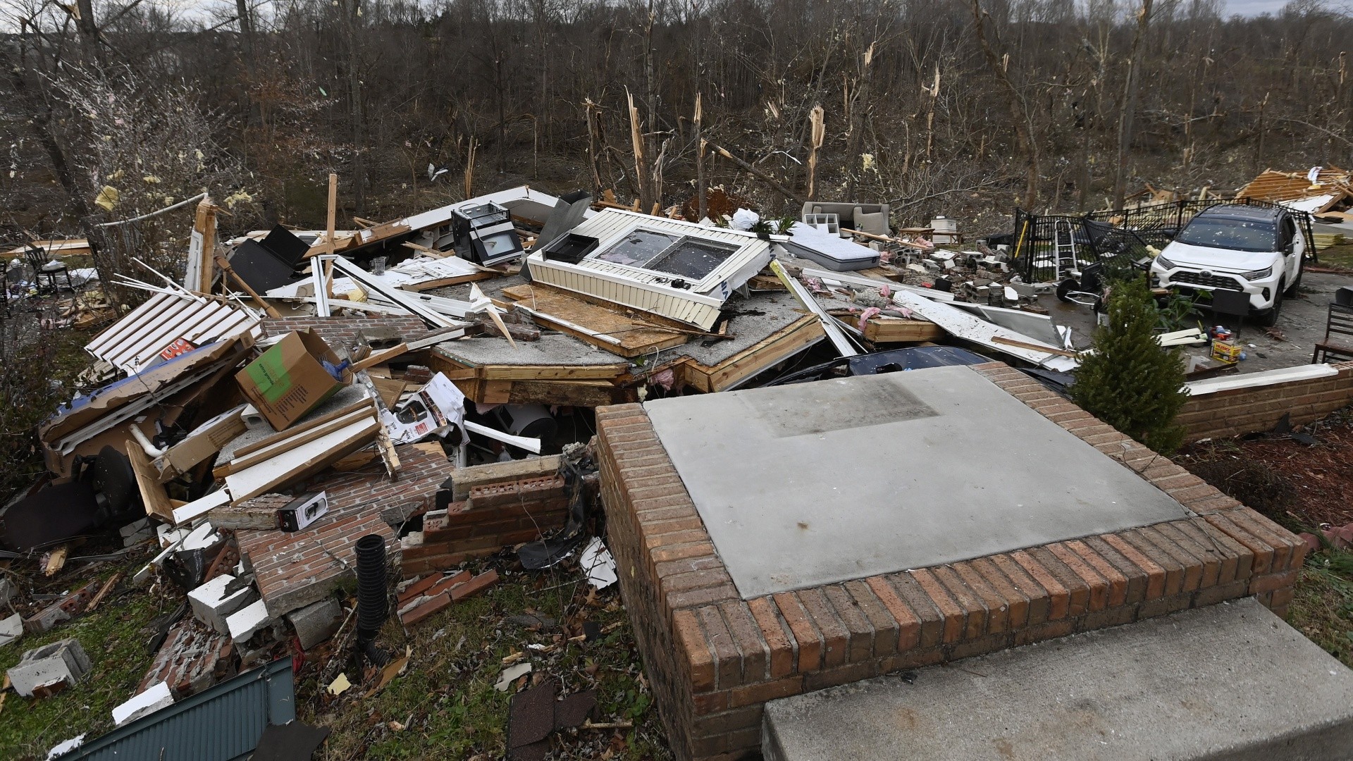 Tennessee tornadoes leave tens of thousands without power