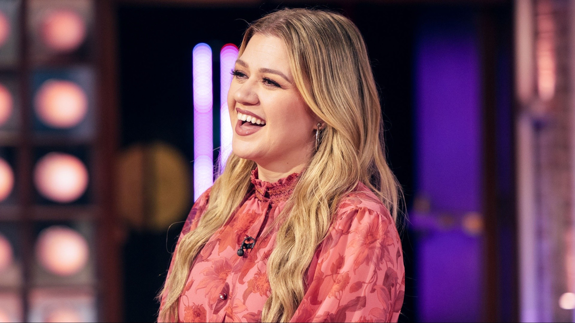 Watch: Kelly Clarkson photobombs family's TikTok at Rock Center