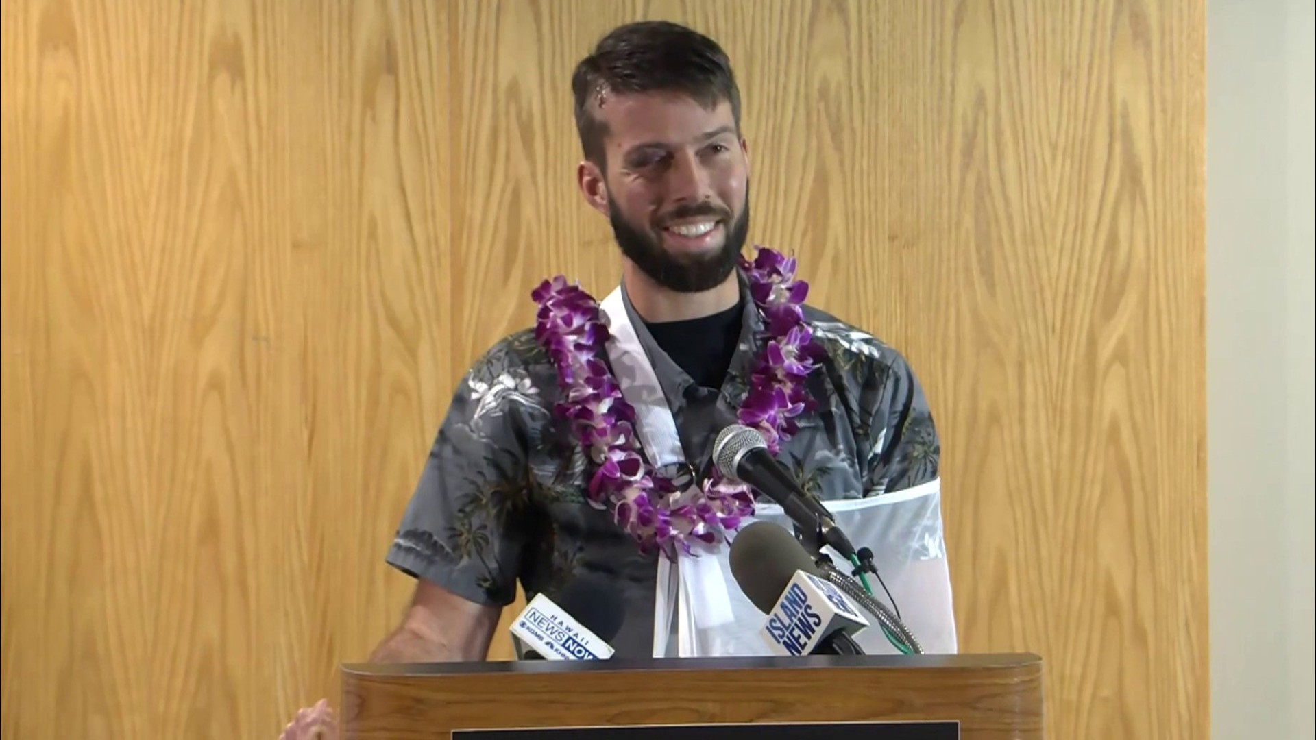 ‘Miracle man’ rescued after falling 1,000 feet while hiking in Hawaii(02)