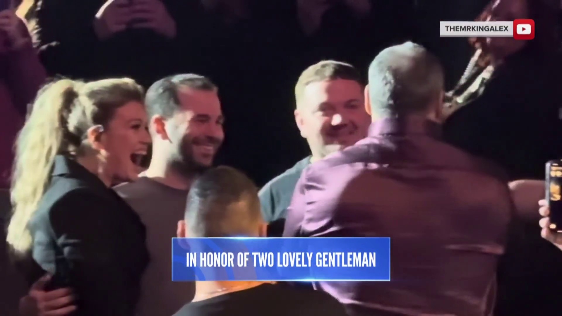 Couple gets married during Kelly Clarkson concert in Las Vegas