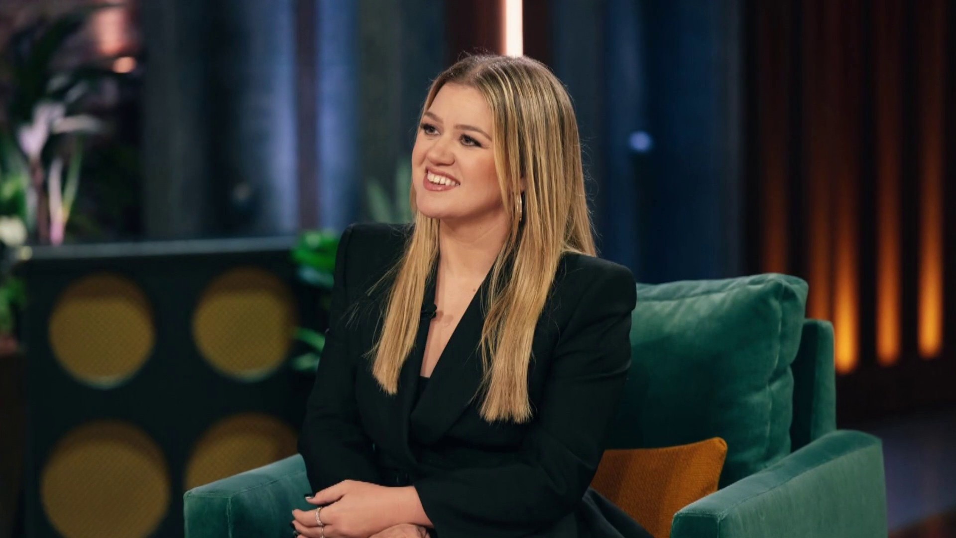 Kelly Clarkson says she isn't dating: 'It's so awkward'
