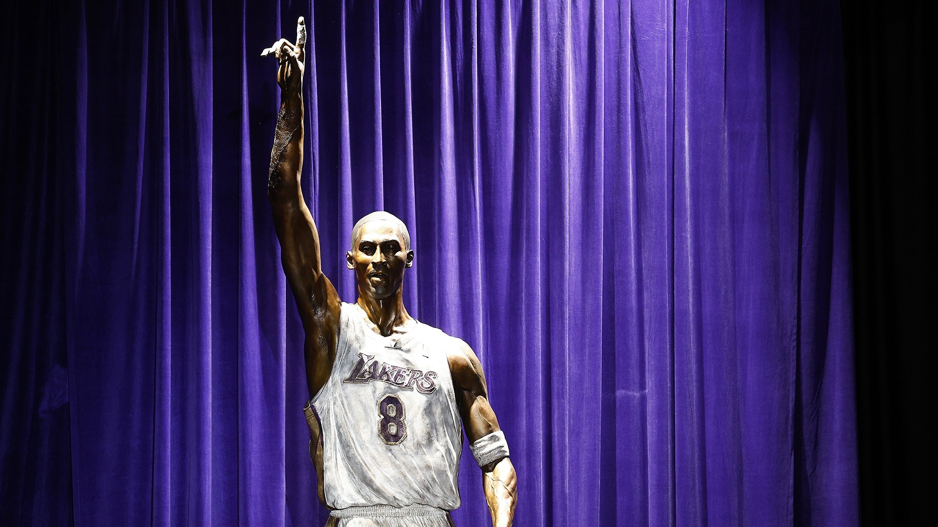 LA Lakers unveil a nearly 20-foot-tall statue of Kobe Bryant