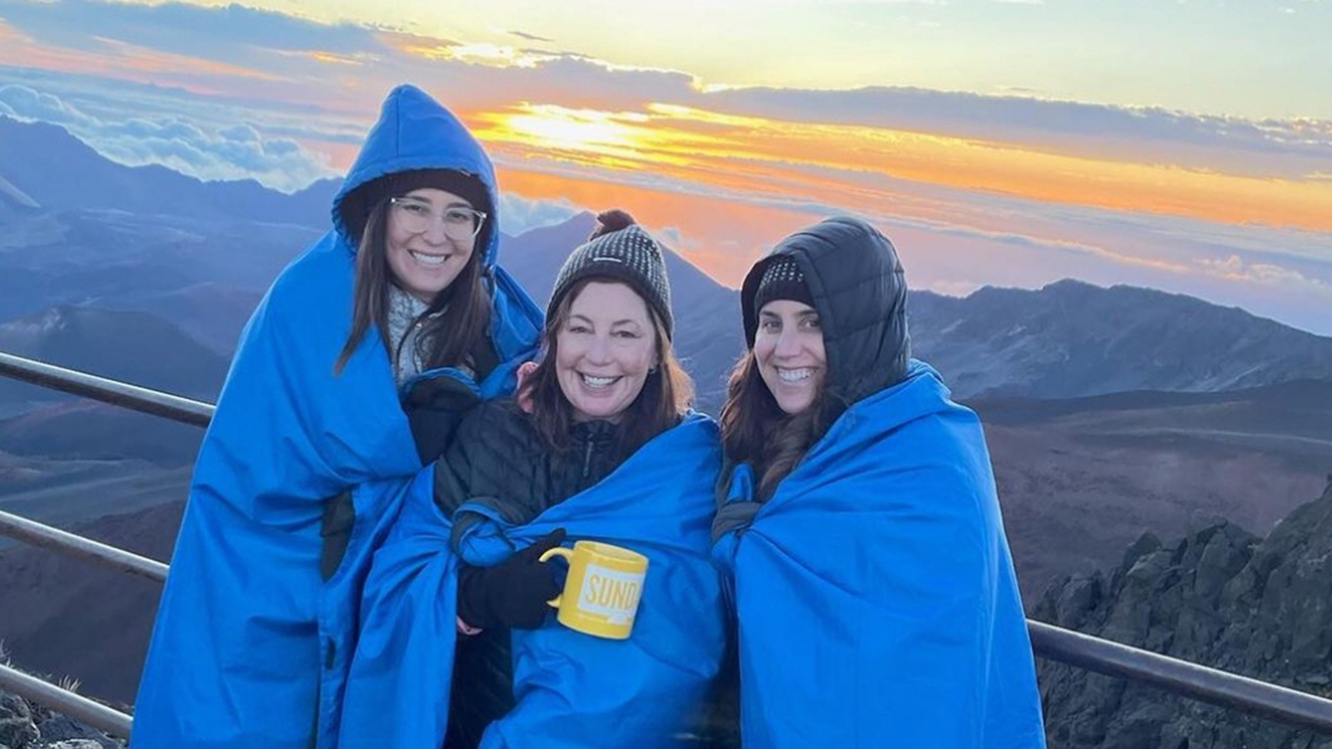 Mom and daughters catch Maui sunrise in Sunday Mug Shot