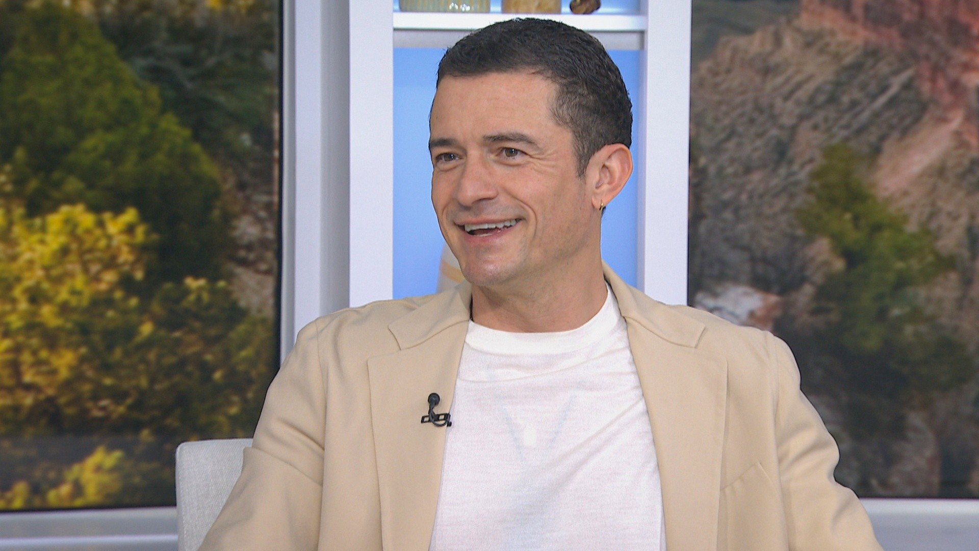 Orlando Bloom urges Hoda Kotb to skydive for her birthday: 'Do it'
