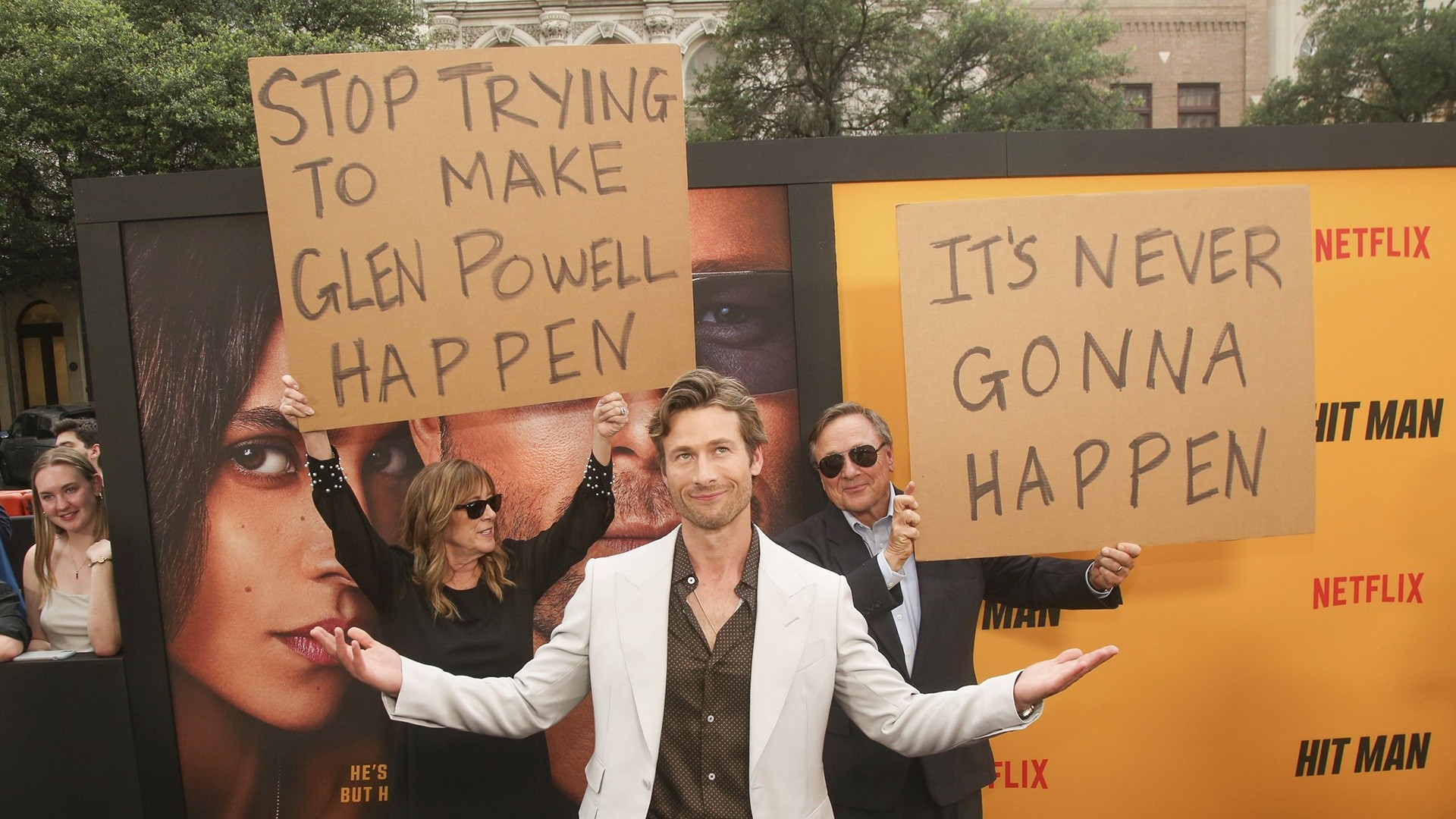Glen Powell pranked by parents at 'Hit Man' red carpet premiere