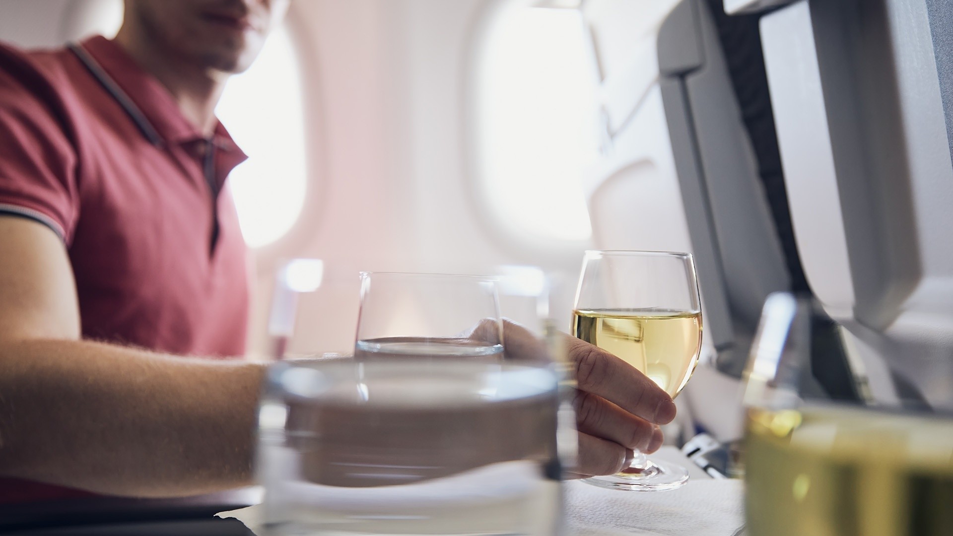 Why it may be dangerous to drink alcohol before napping on a flight