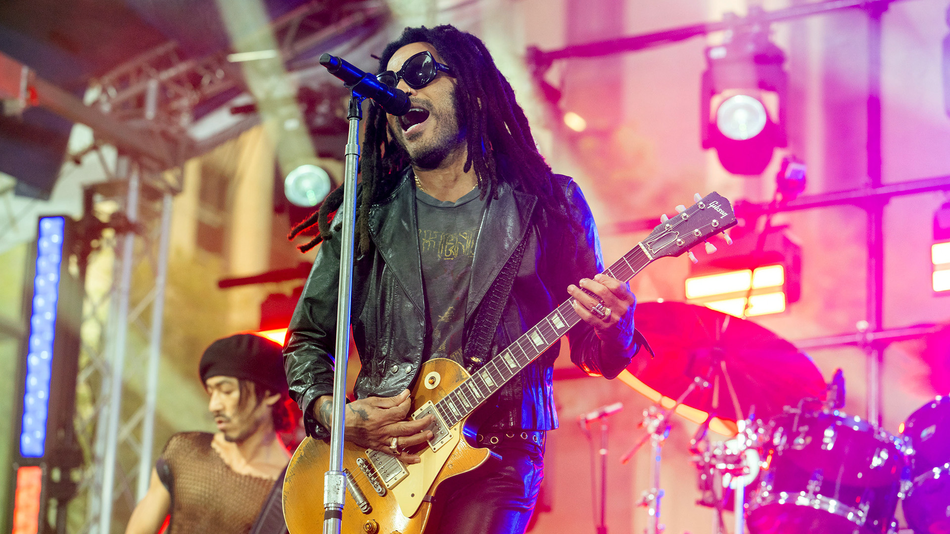 Lenny Kravitz performs hit song 'American Woman' on TODAY