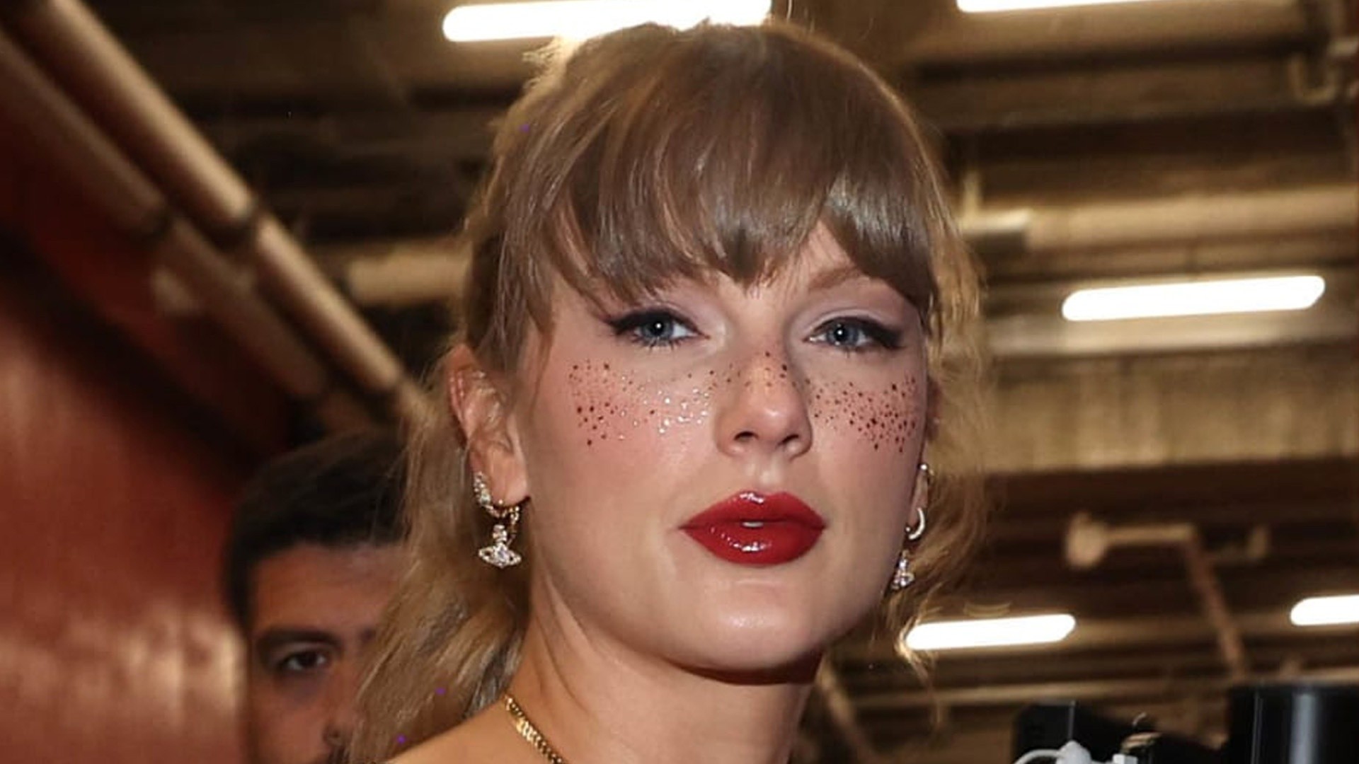 Taylor Swift’s glittery face tattoos get fans' stamp of approval
