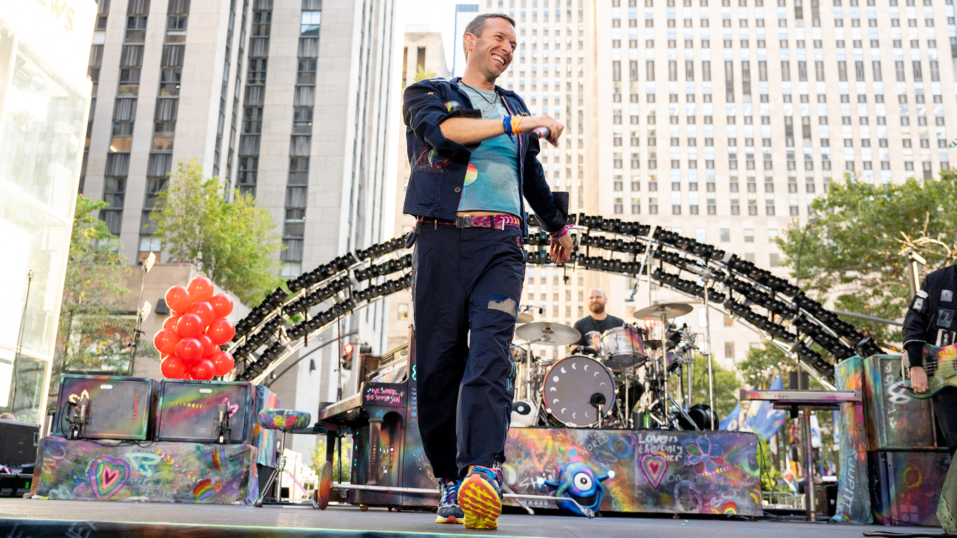 Coldplay performs hit song 'Something Just Like This' on TODAY