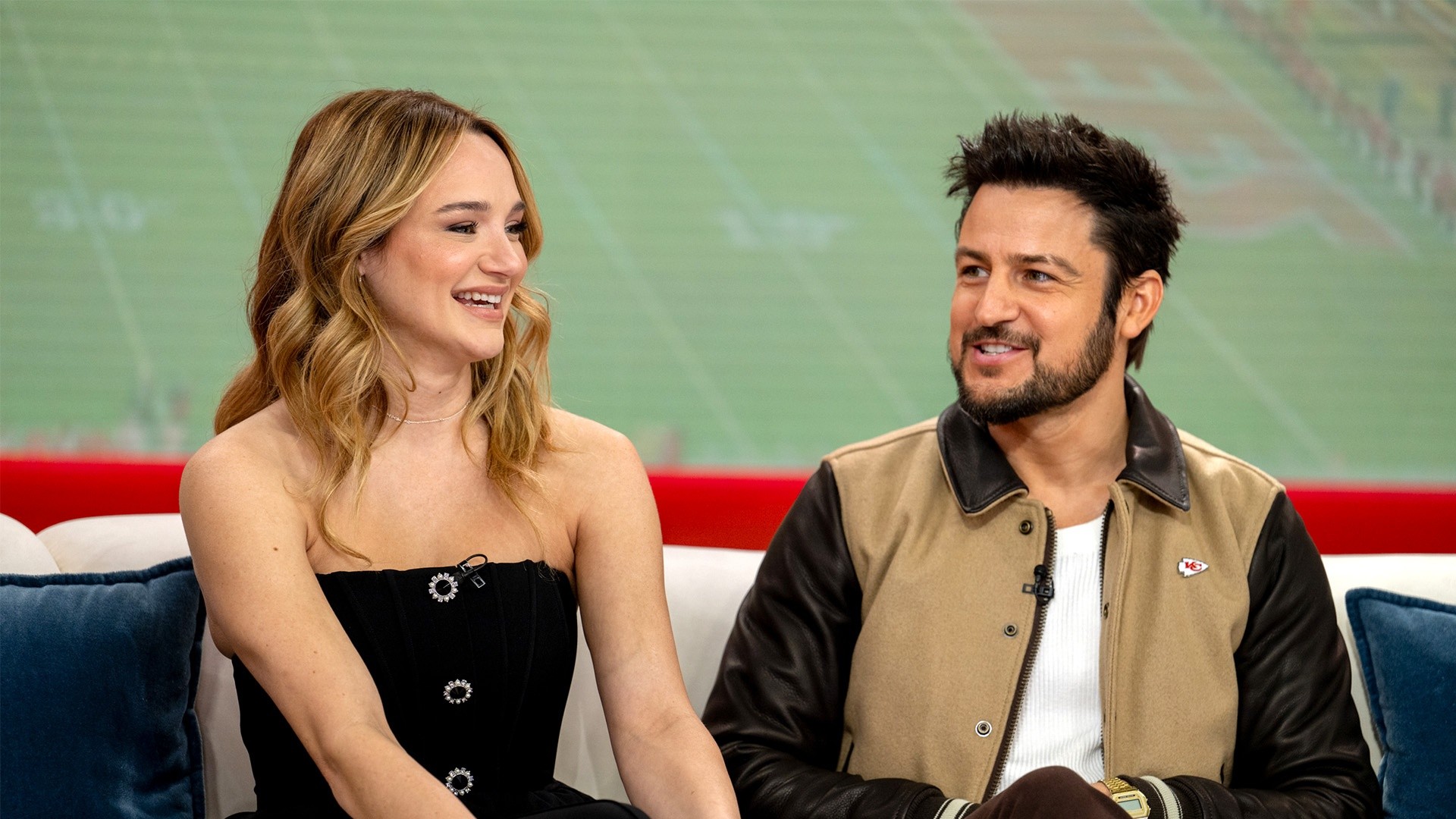 Hunter King, Tyler Hynes talk Hallmark's 'Holiday Touchdown'