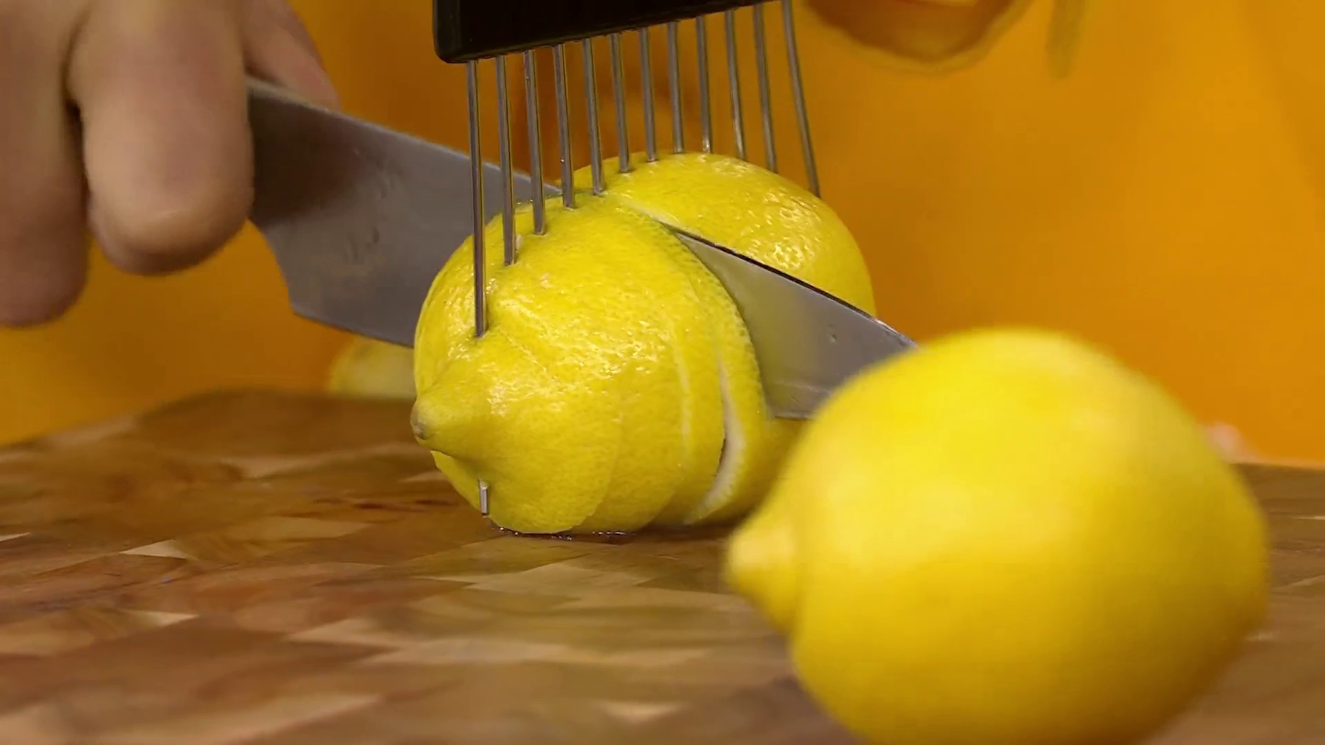 Is slicing a lemon with a hair pick a good hack? Hoda & Jenna try it