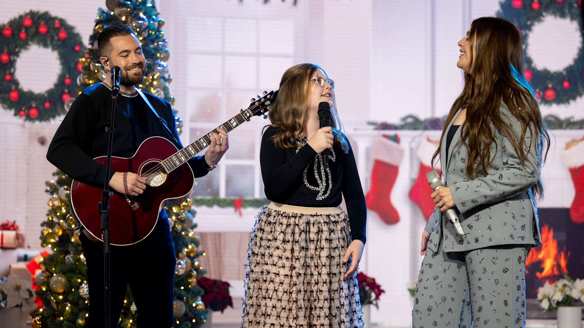 Hillary Scott & family perform 'Hard to Wait for Christmas' on TODAY