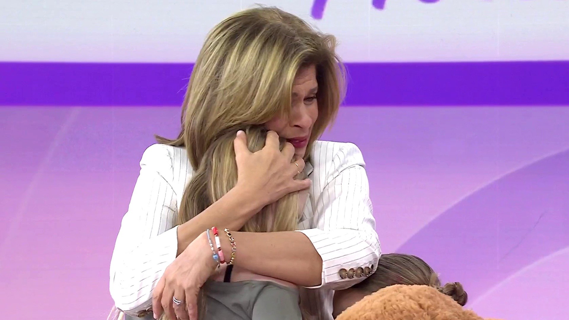 Hoda Kotb reunites with family 7 years after their cancer loss