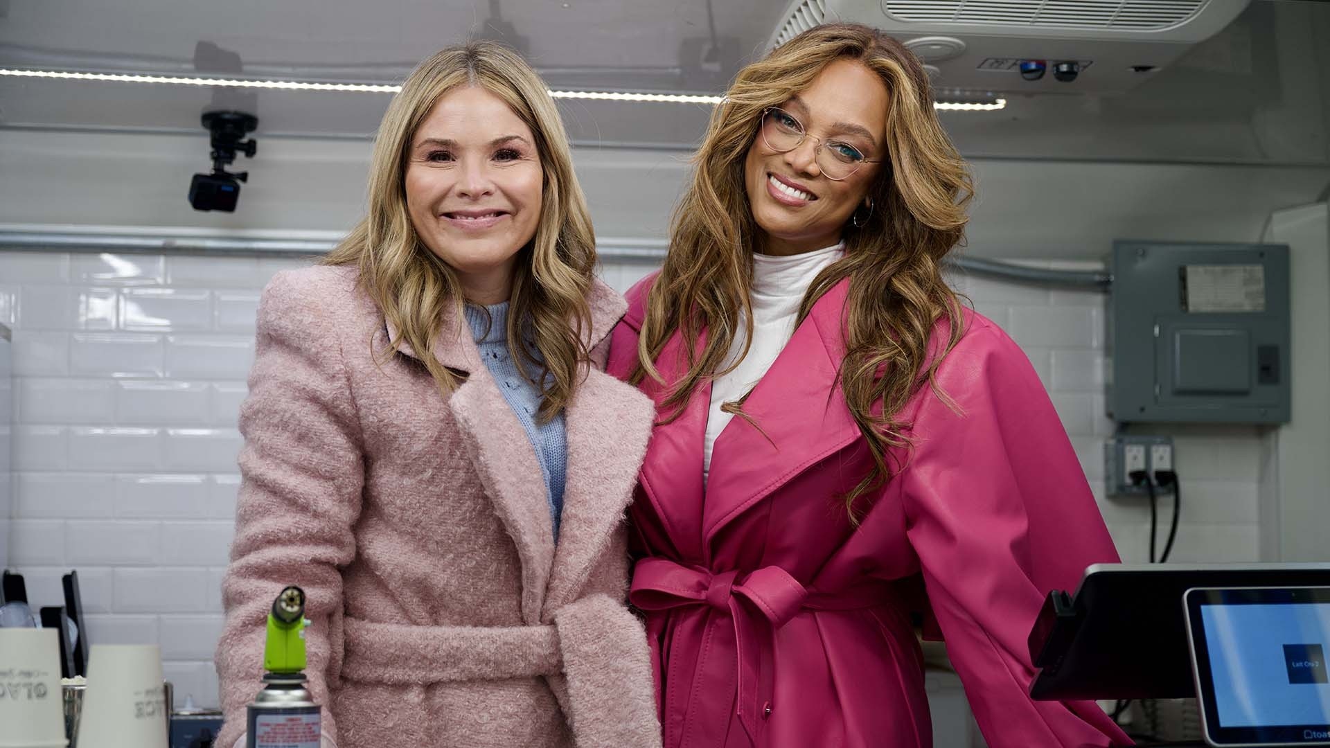 Tyra Banks, Jenna Bush Hager surprise fans in NYC with ice cream
