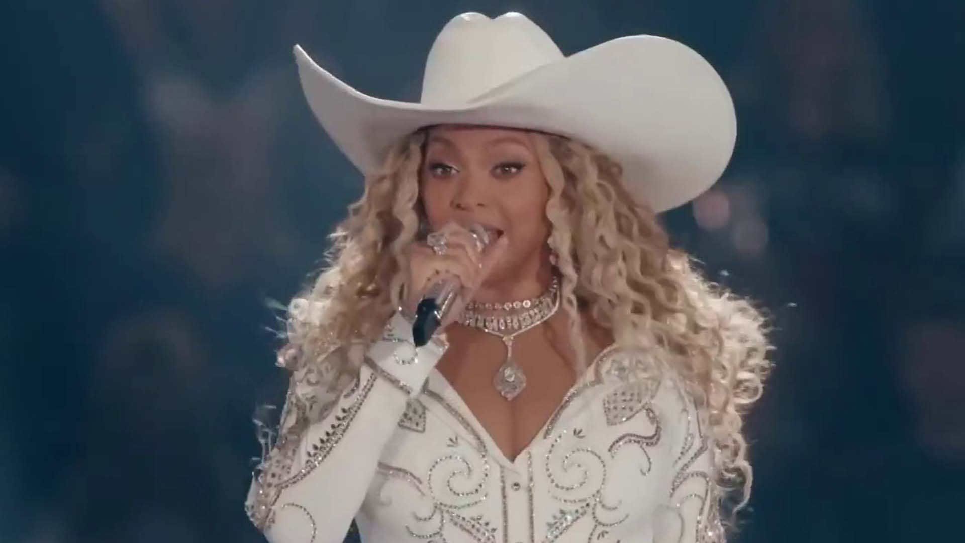 Fans saddle up for kickoff of Beyoncé's 'Cowboy Carter Tour'