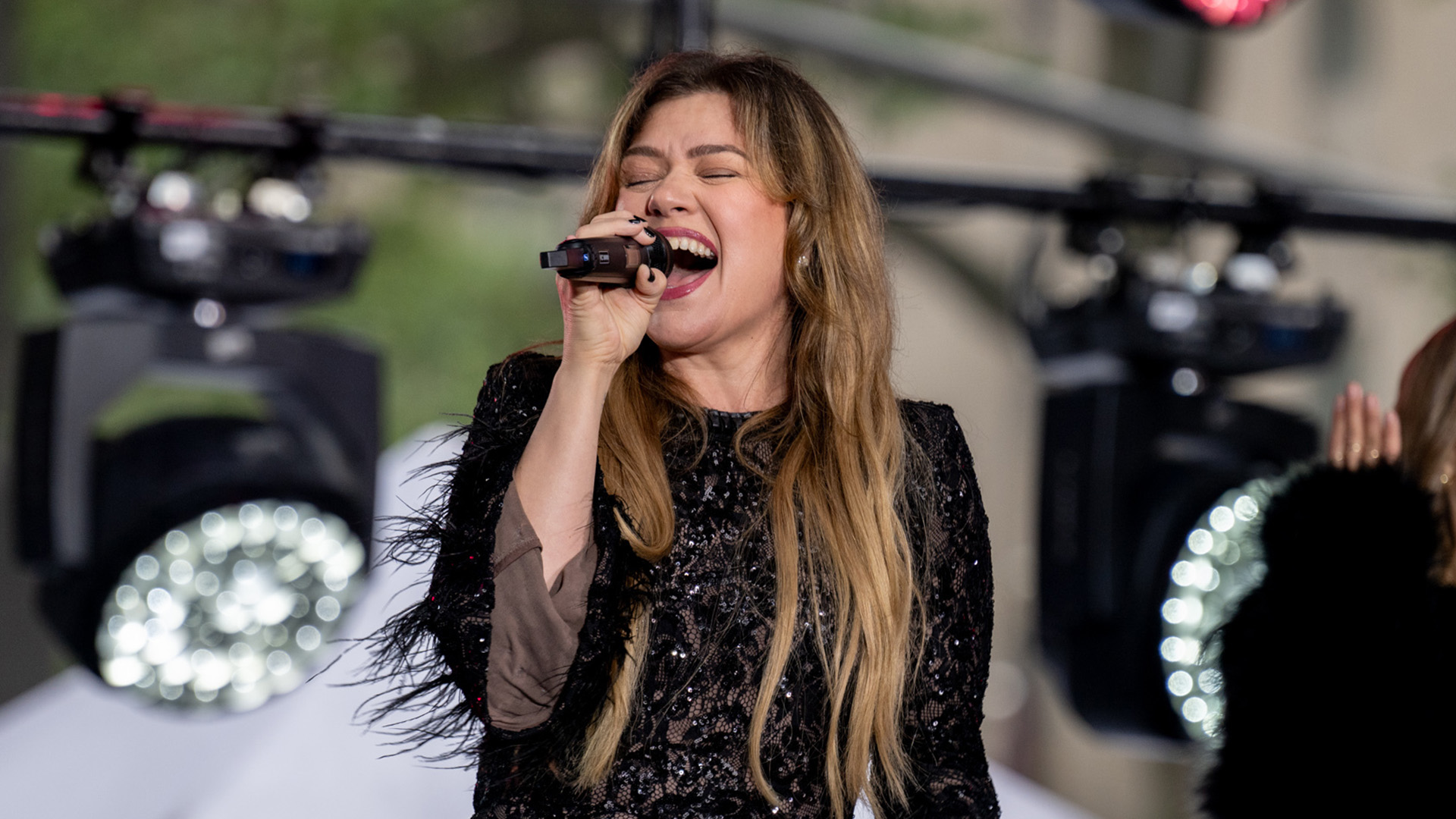 Kelly Clarkson performs 'Where Have You Been' live for 1st time