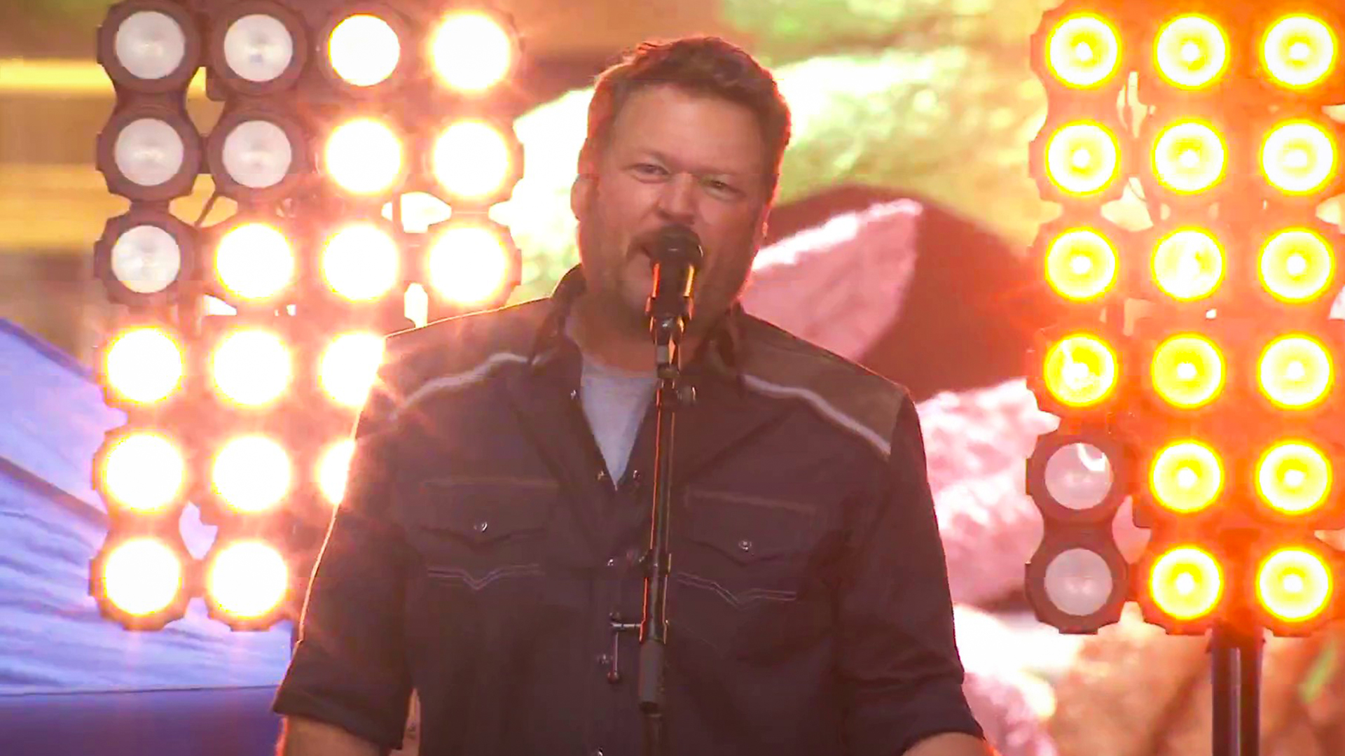 Blake Shelton performs new song 'Texas' live on TODAY