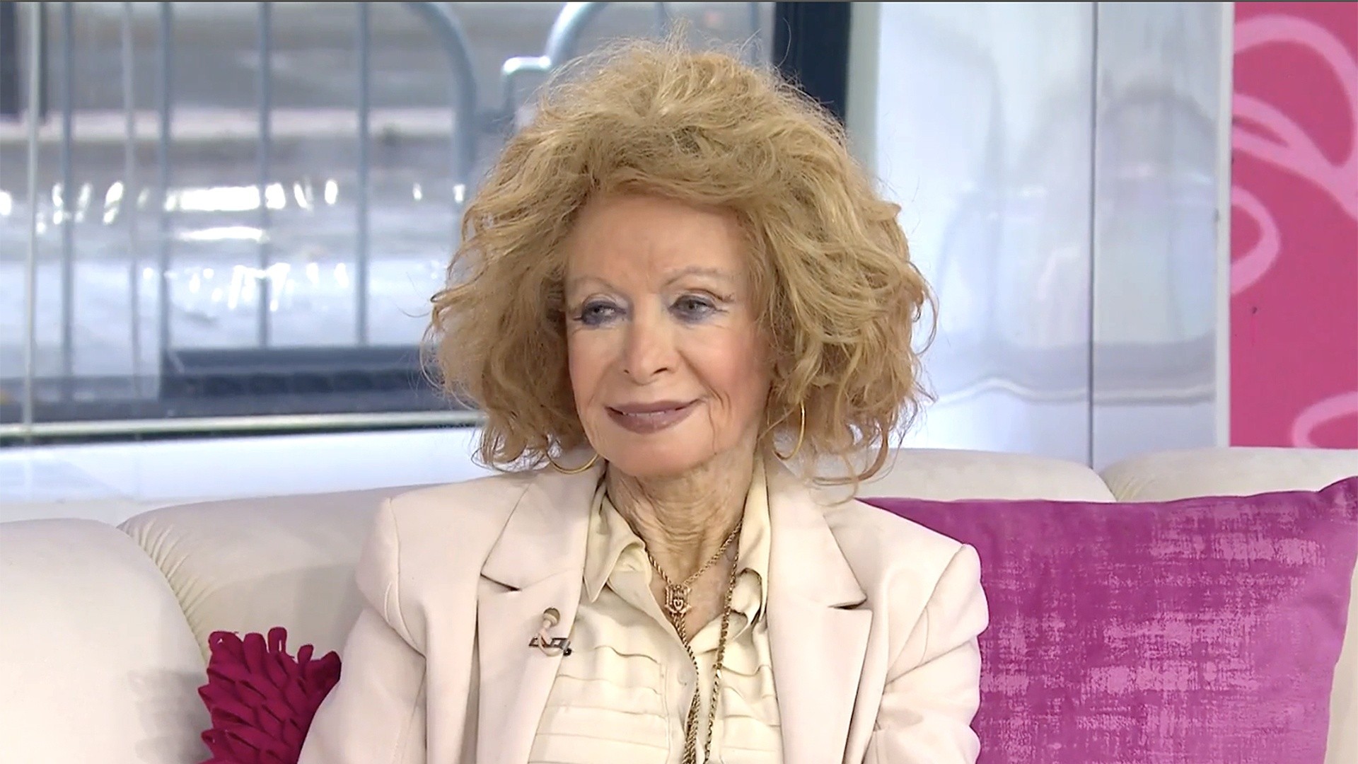 Influencer Laurie Cooper Shares Dating Advice and Life Lessons