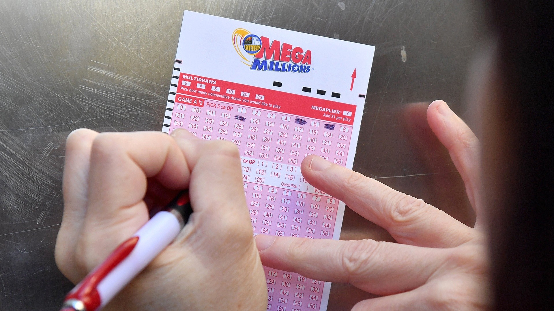 Jackpots for Mega Millions, Powerball Stand at Combined $1 Billion