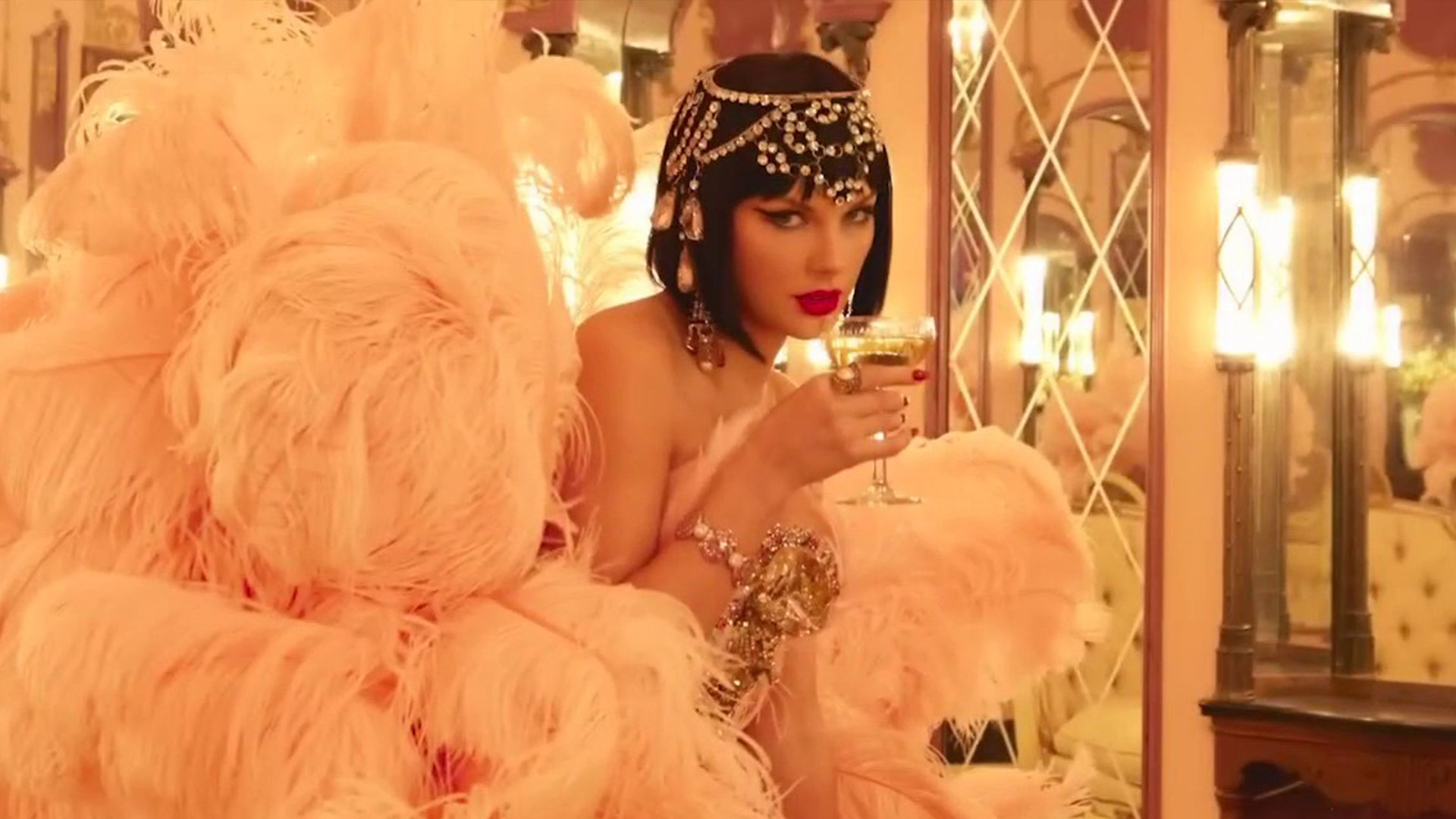 Taylor Swift Fans Hold Streaming Parties for Her New Album