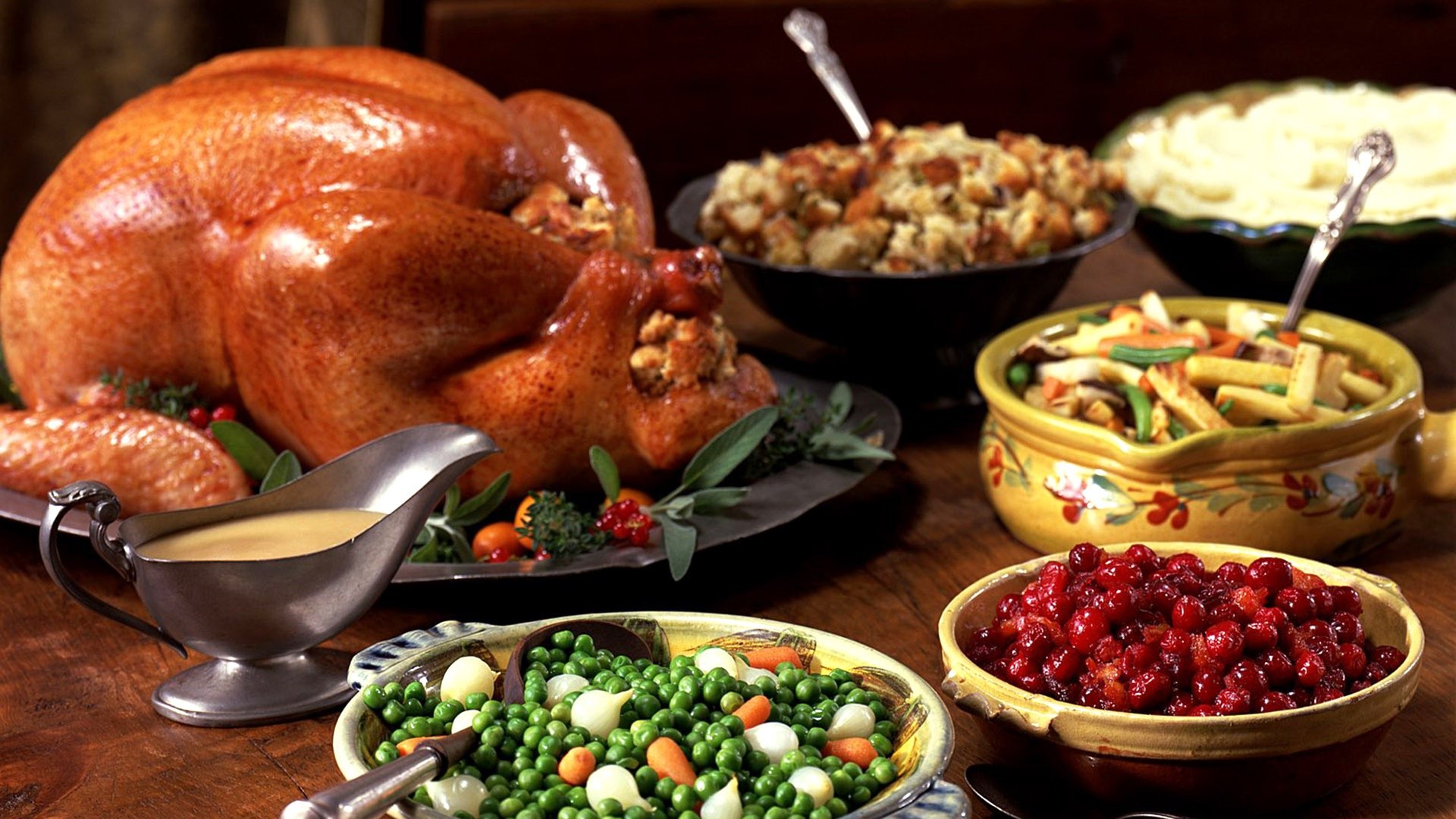 Why the Time to Serve Thanksgiving Dinner Is Dividing the Internet