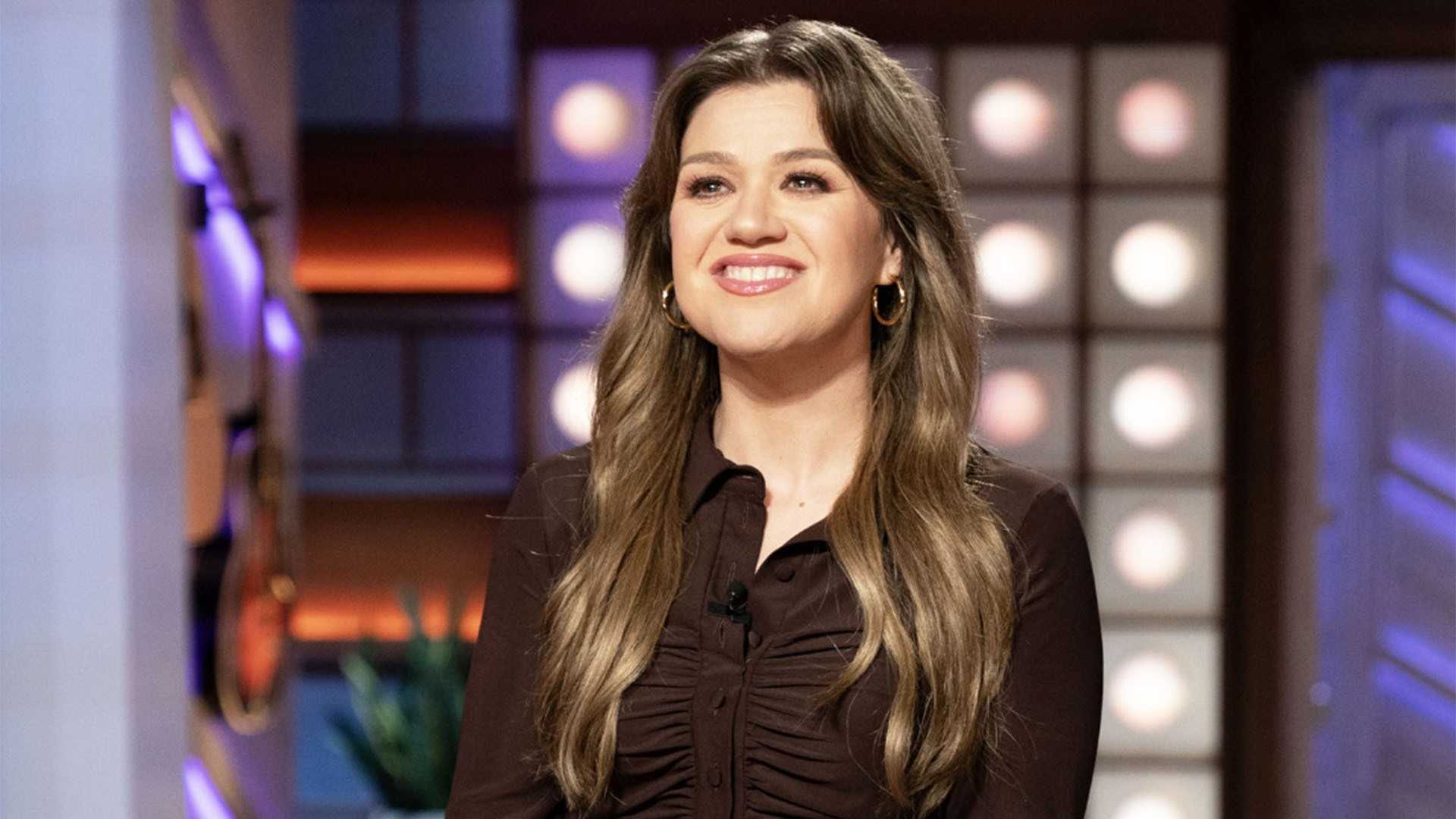 Kelly Clarkson Surprises Rockefeller Tree Lighting Choir