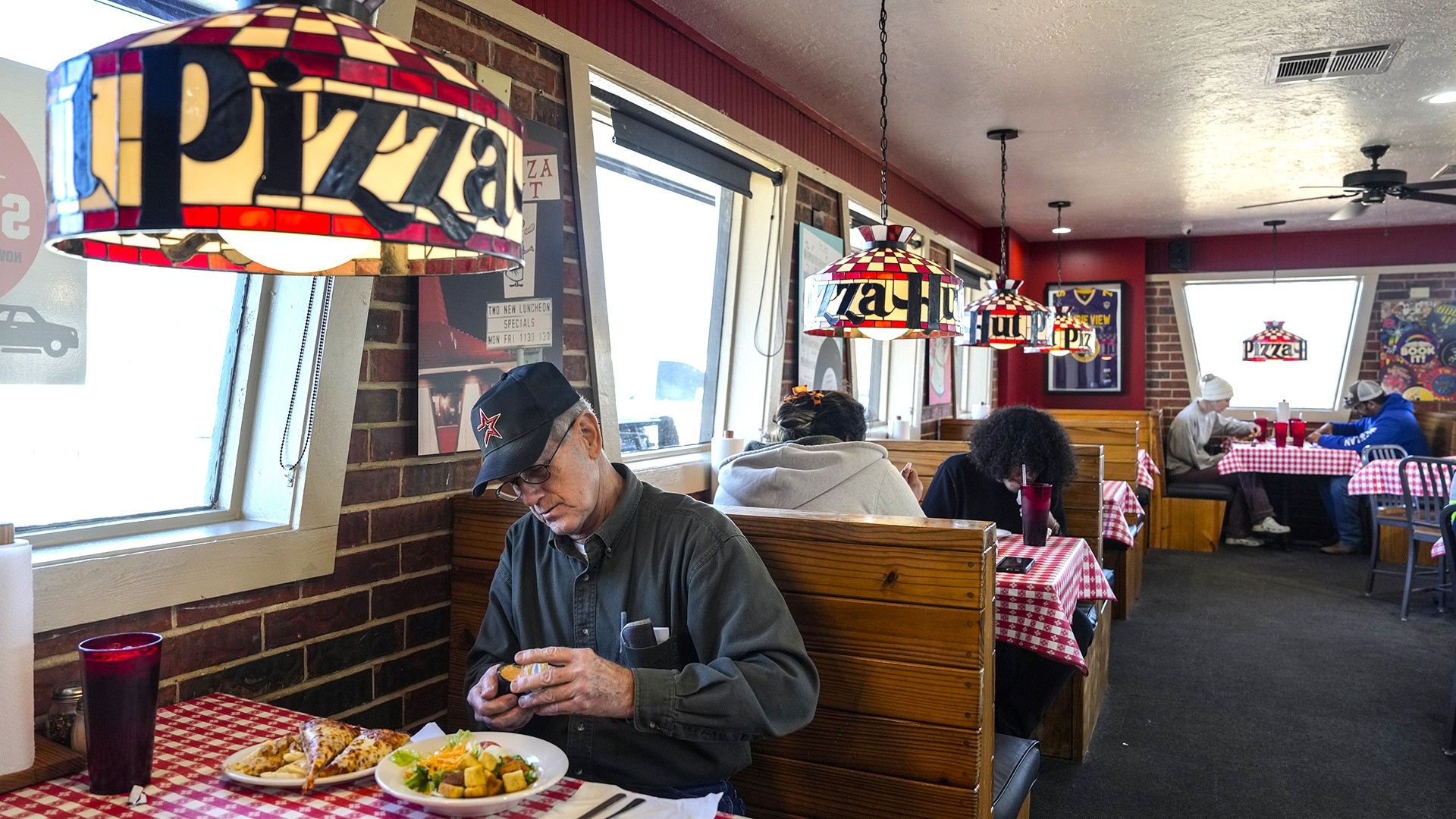 Pizza Hut Steps Back into the ‘90s With Retro Restaurant Revival