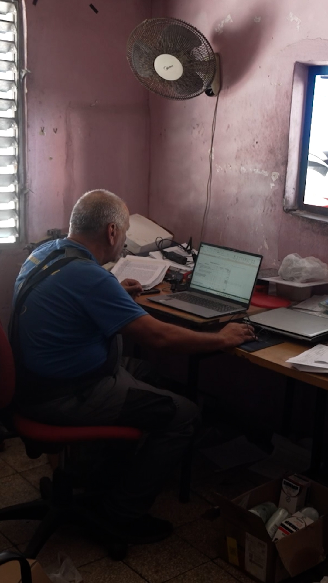 Cuban mechanic fights to keep business running amid fuel shortage