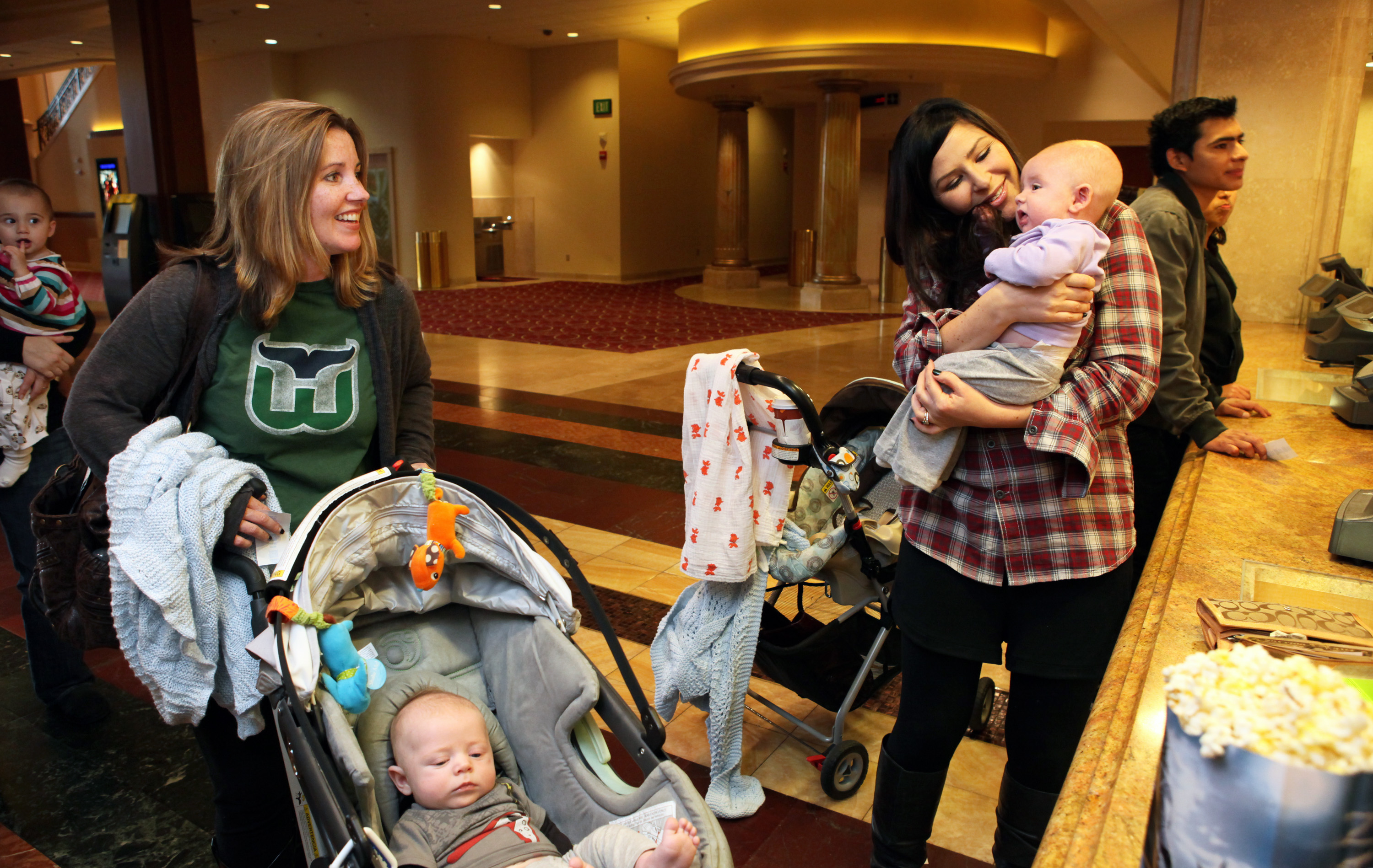 Мама спит с малышом ночью. Маленький бассейн для детей. Фитнес после родов. Куда сходить с малышами до 3 лет новосибирск. Дети и родители в японии.