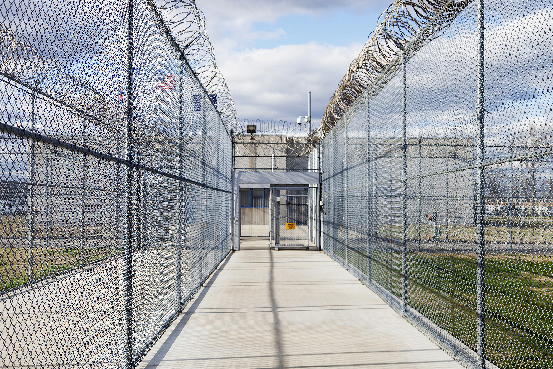 Prison going. Тюрьма Айрон Хайтс. Ограждение тюрьмы. Ограждение в колонии. Забор в колонии.