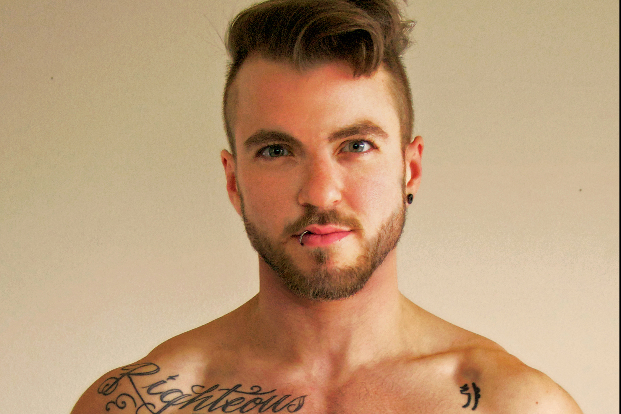 Transvestites Clothed And Nude - Transgender model recreates nude Adam Levine photo