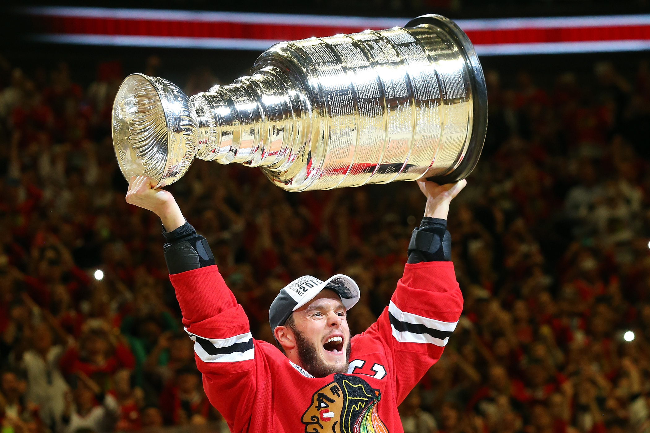 Blackhawks win Stanley Cup at home for first time in 77 years