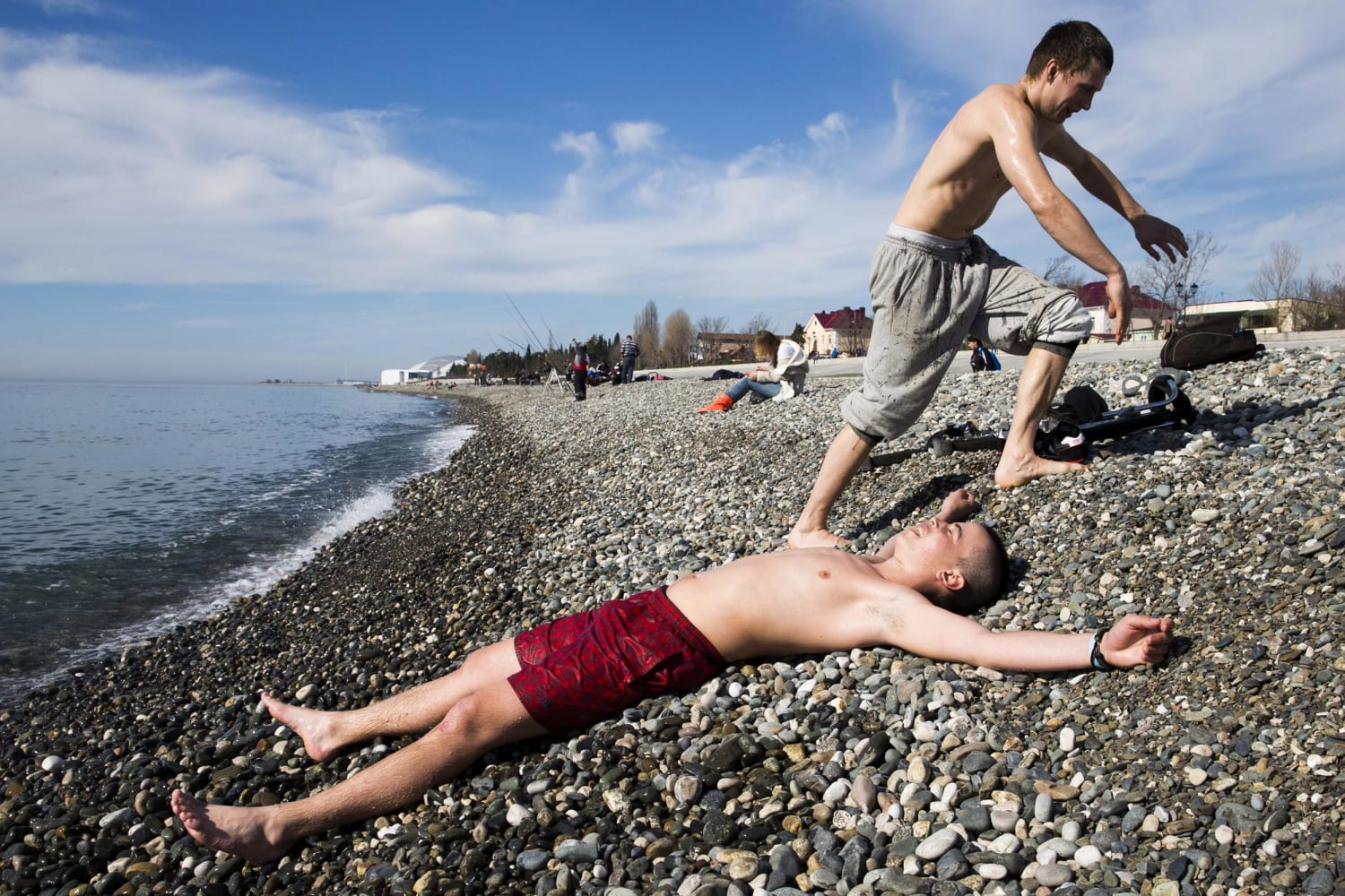 Мужчины на пляже в Сочи