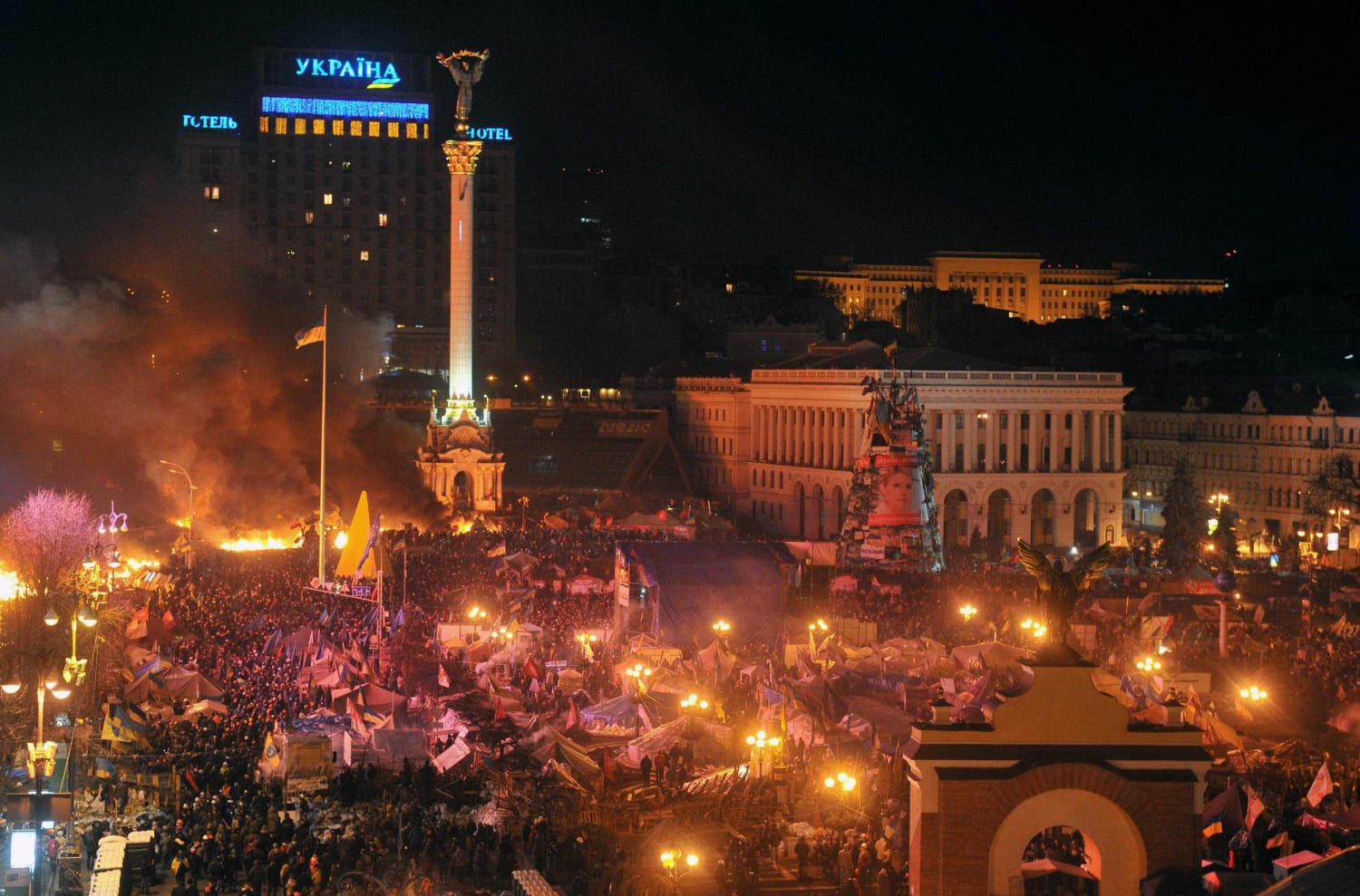 Фотографии 2014 год. Киев площадь независимости Евромайдан. Майдан Украина 2014 площадь. Ночной Киев Майдан Незалежности. Майдан 2014 площадь независимости.