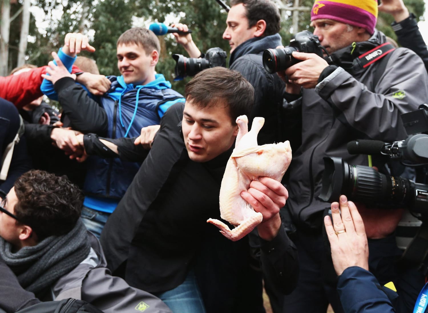 Qoshni qiz onanizm bilan shugullanayotganiga aygoqchilik qiladi.